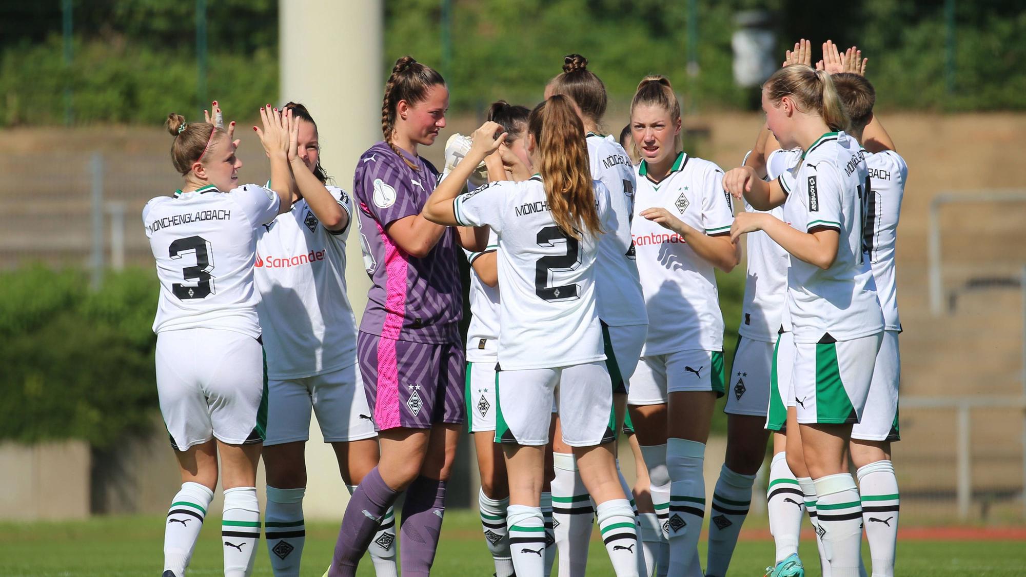 Die Borussia-Frauen vor einem Pokal-Spiel.