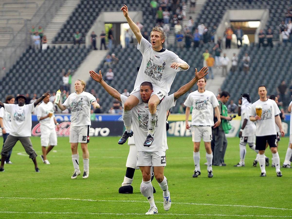 Marcel Ndjeng trägt Marko Marin auf seinen Schultern, beide jubeln.