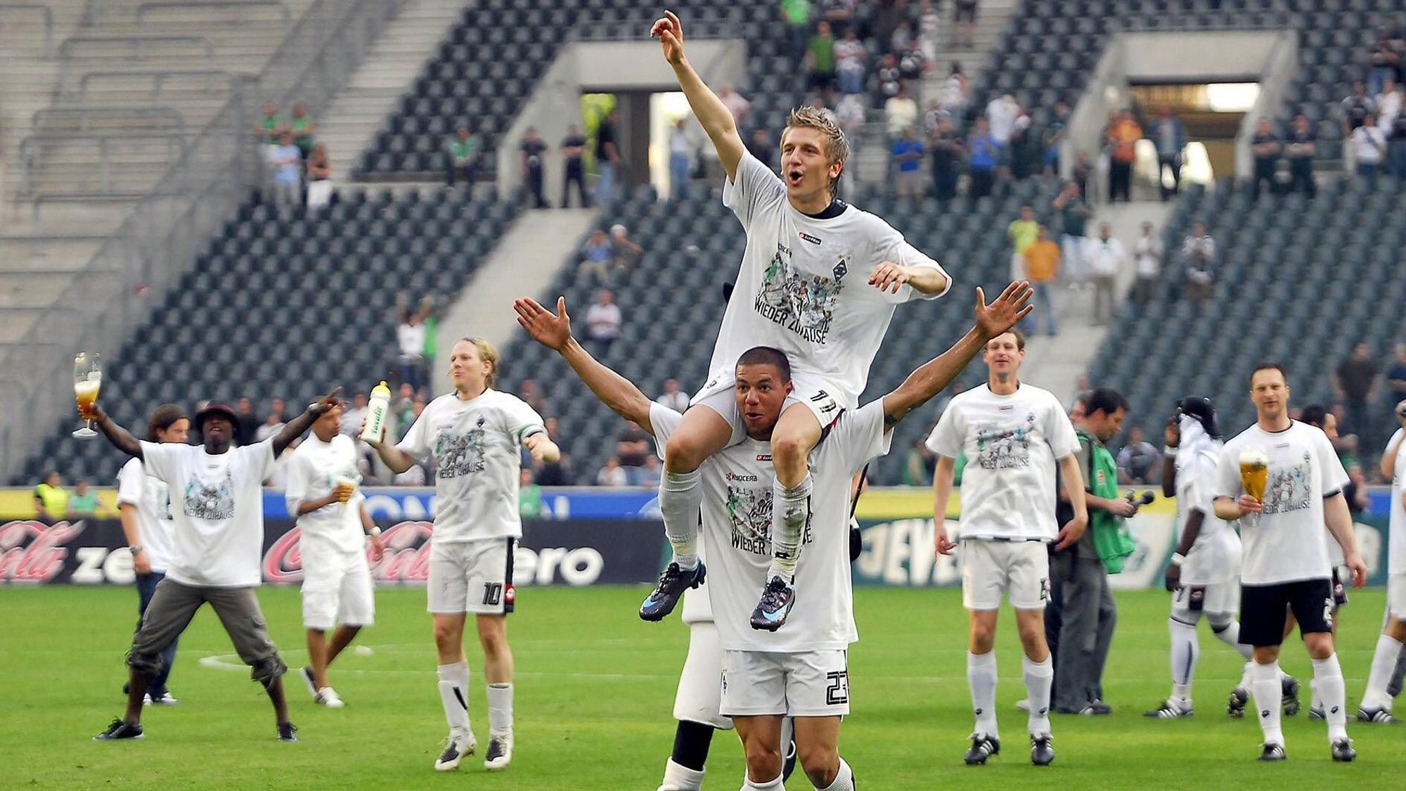 Marcel Ndjeng trägt Marko Marin auf seinen Schultern, beide jubeln.