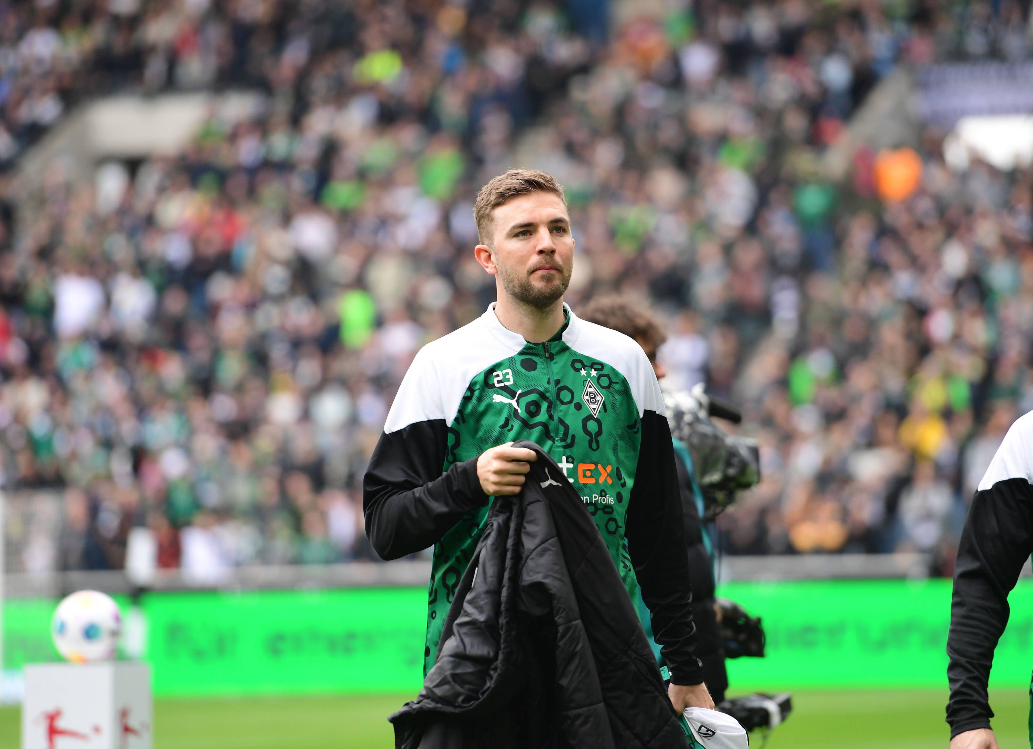 Christoph Kramer in Trainingsklamotten am Spielfeldrand.