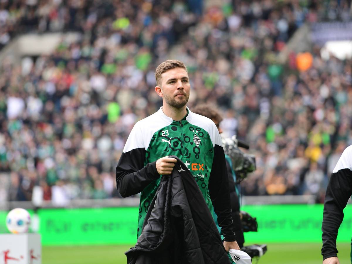 Christoph Kramer in Trainingsklamotten am Spielfeldrand.