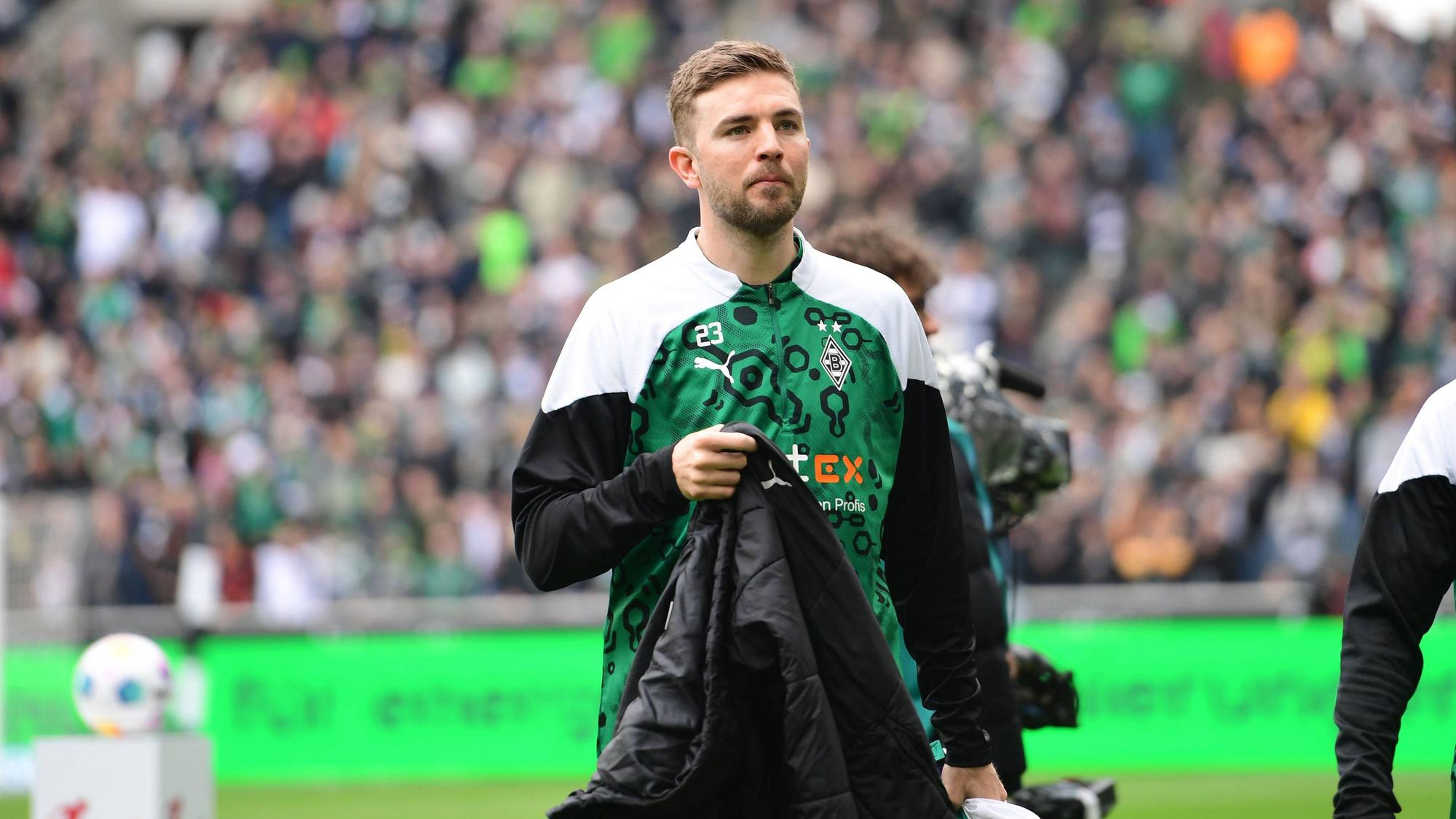 Christoph Kramer in Trainingsklamotten am Spielfeldrand.
