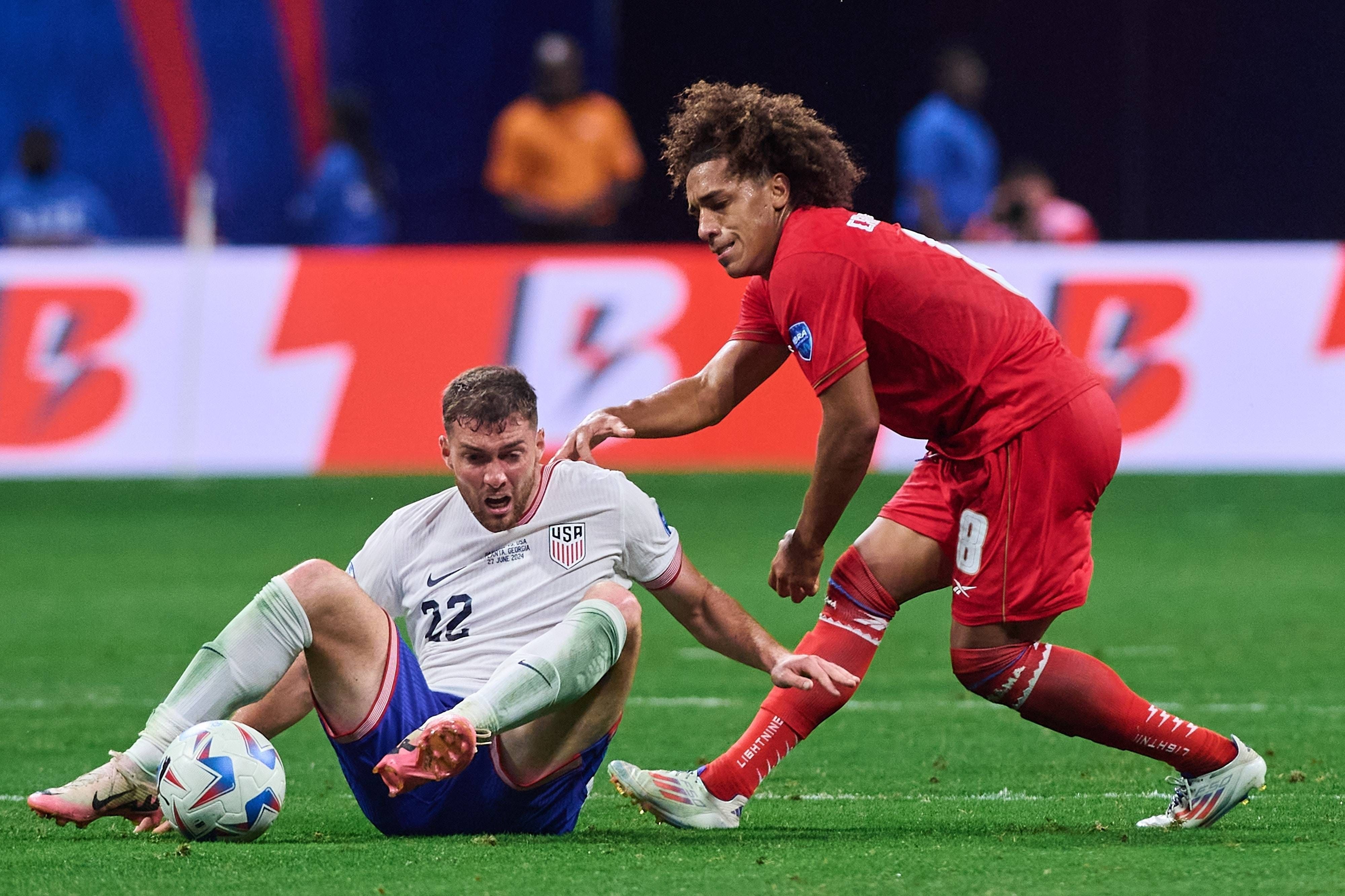 Joe Scally kämpft am Boden um den Ball.