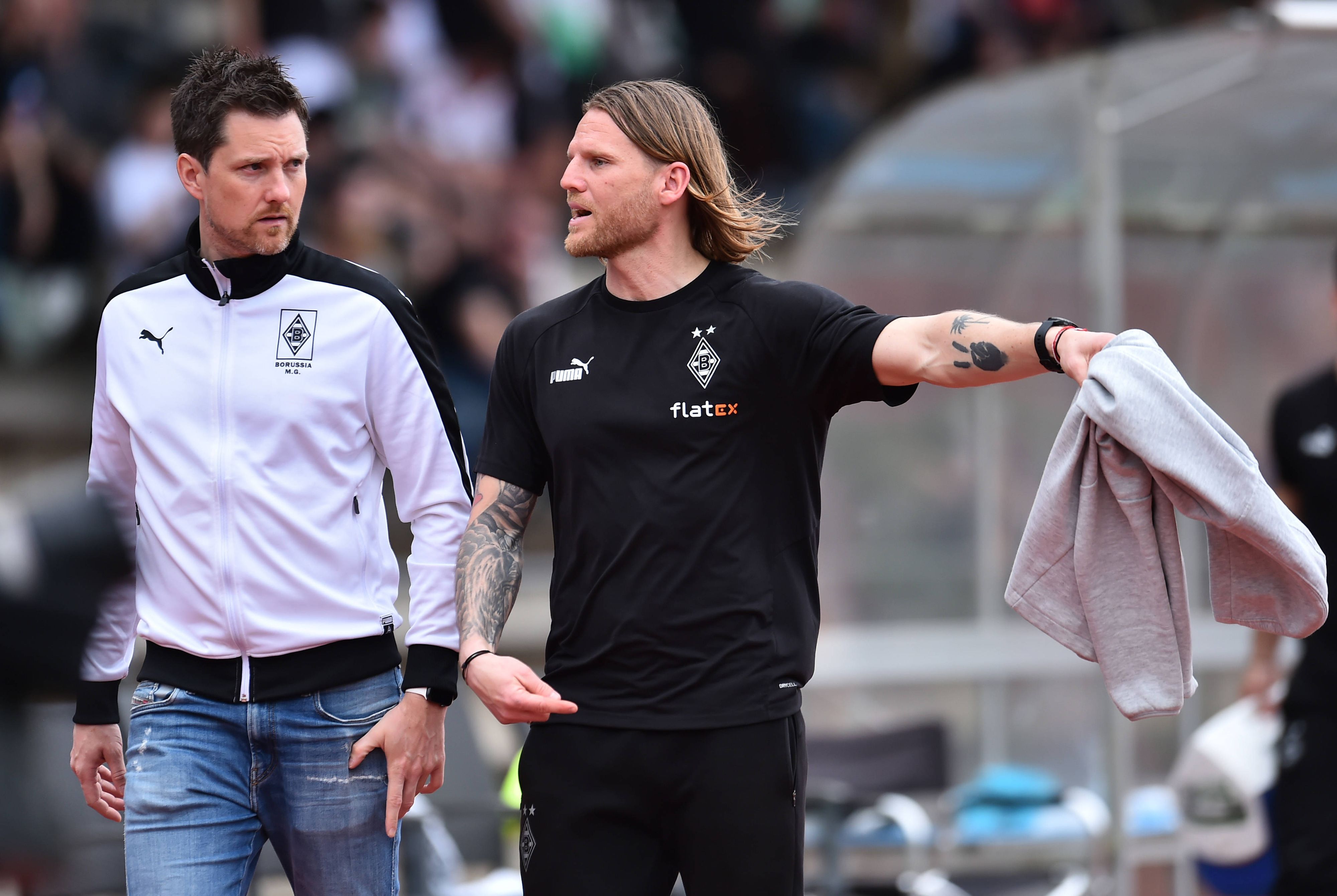 Mirko Sandmöller und Eugen Polanski am Spielfeldrand.
