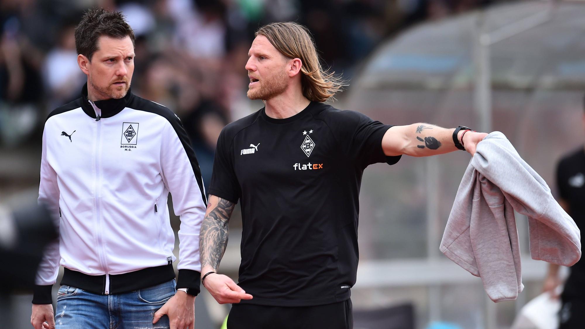 Mirko Sandmöller und Eugen Polanski am Spielfeldrand.