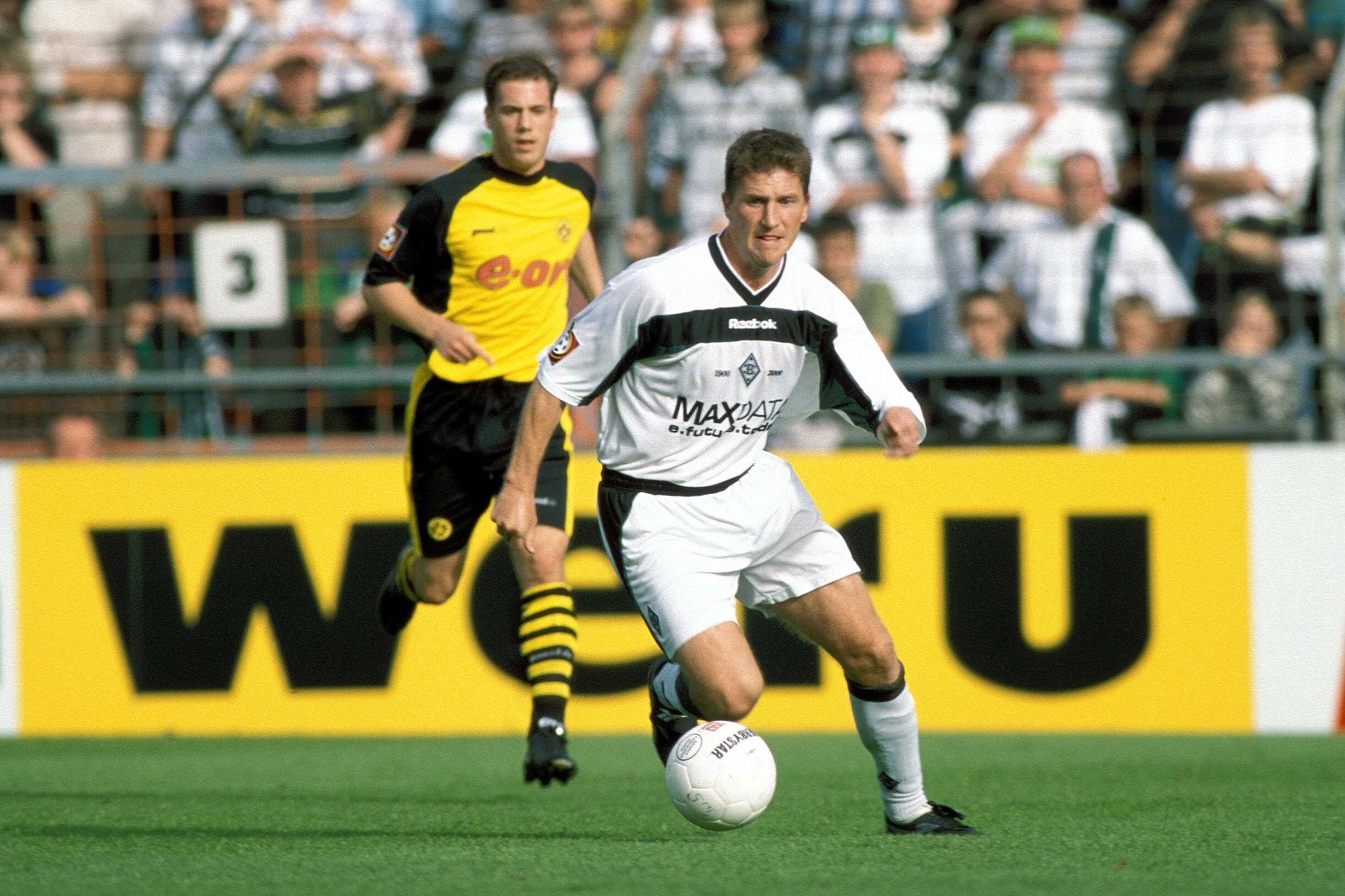 Peter Nielsen dribbelt mit dem Ball.