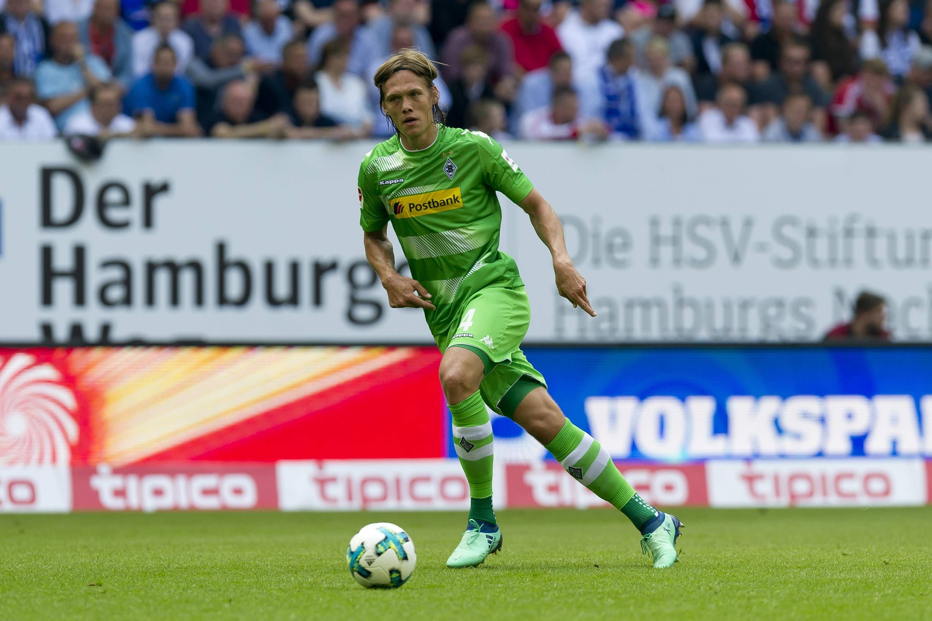 Jannik Vestergaard führt den Ball.