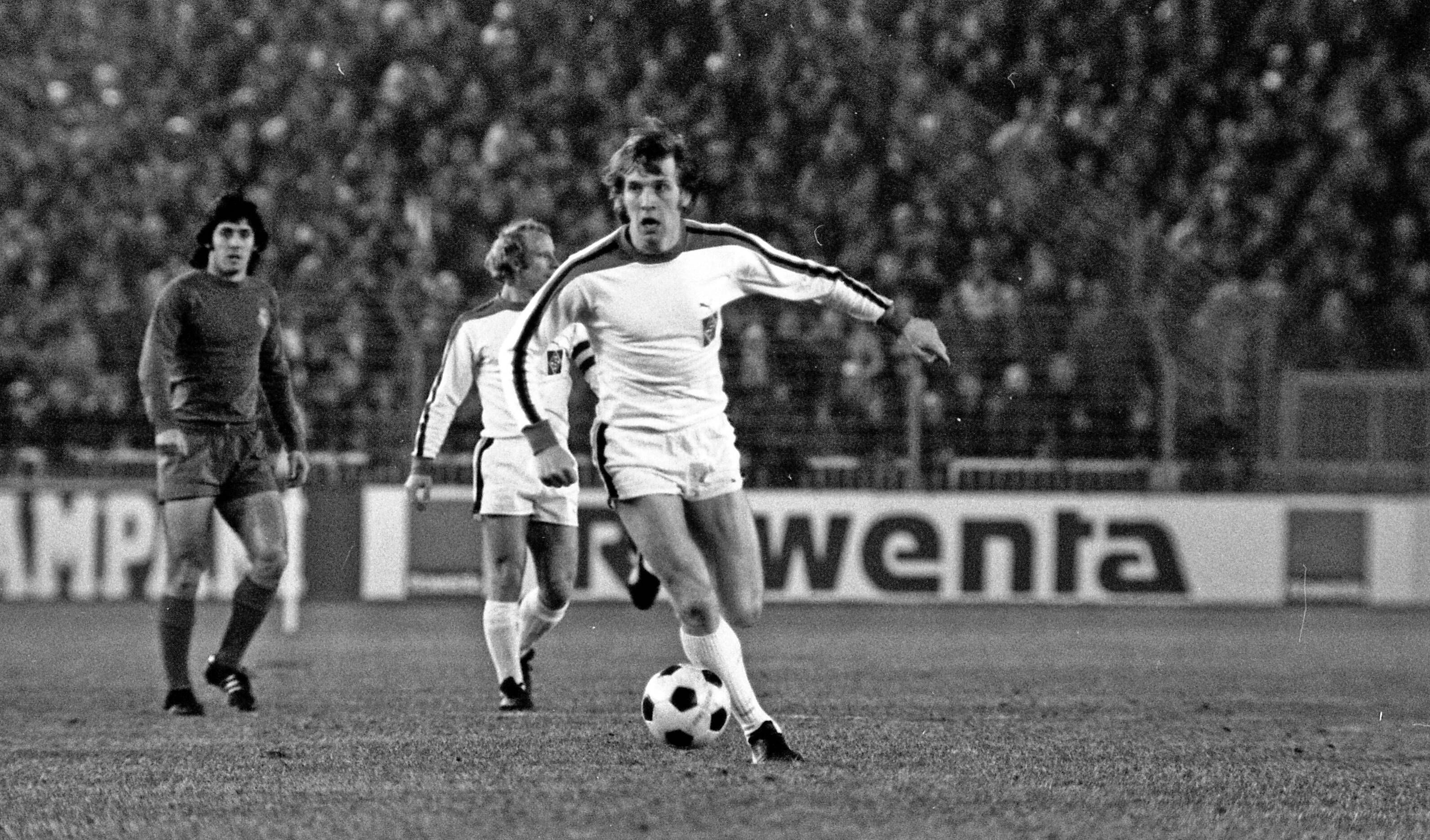 Henning Jensen am Ball.