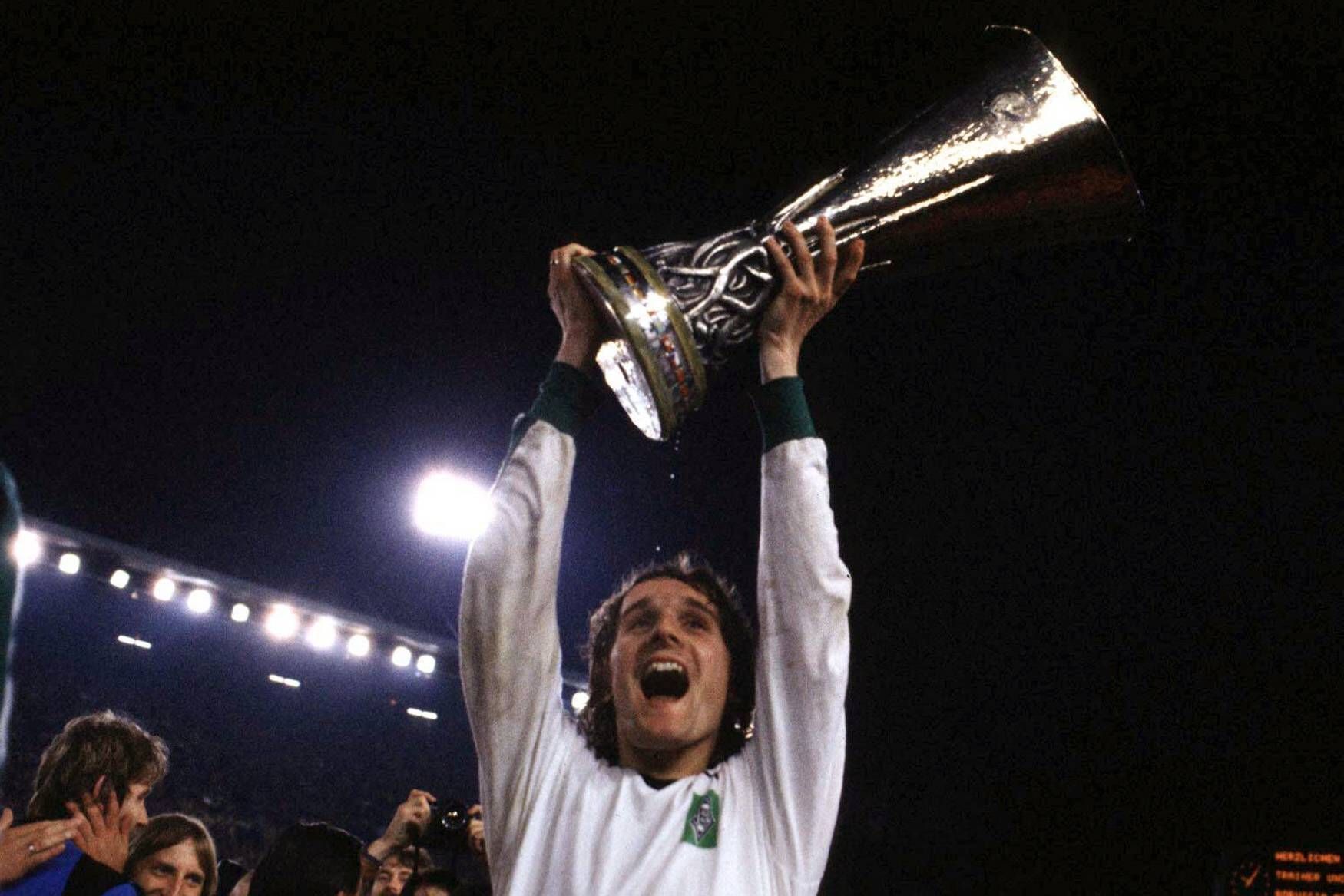 Allan Simonsen jubelt mit dem UEFA-Pokal.