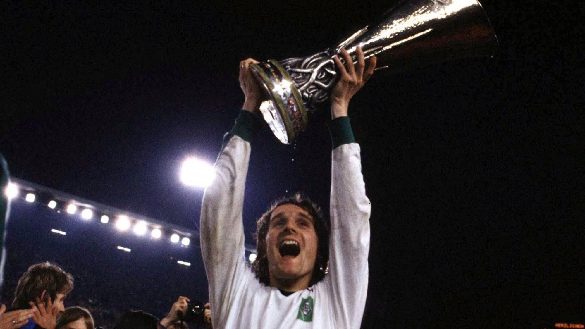 Allan Simonsen jubelt mit dem UEFA-Pokal.