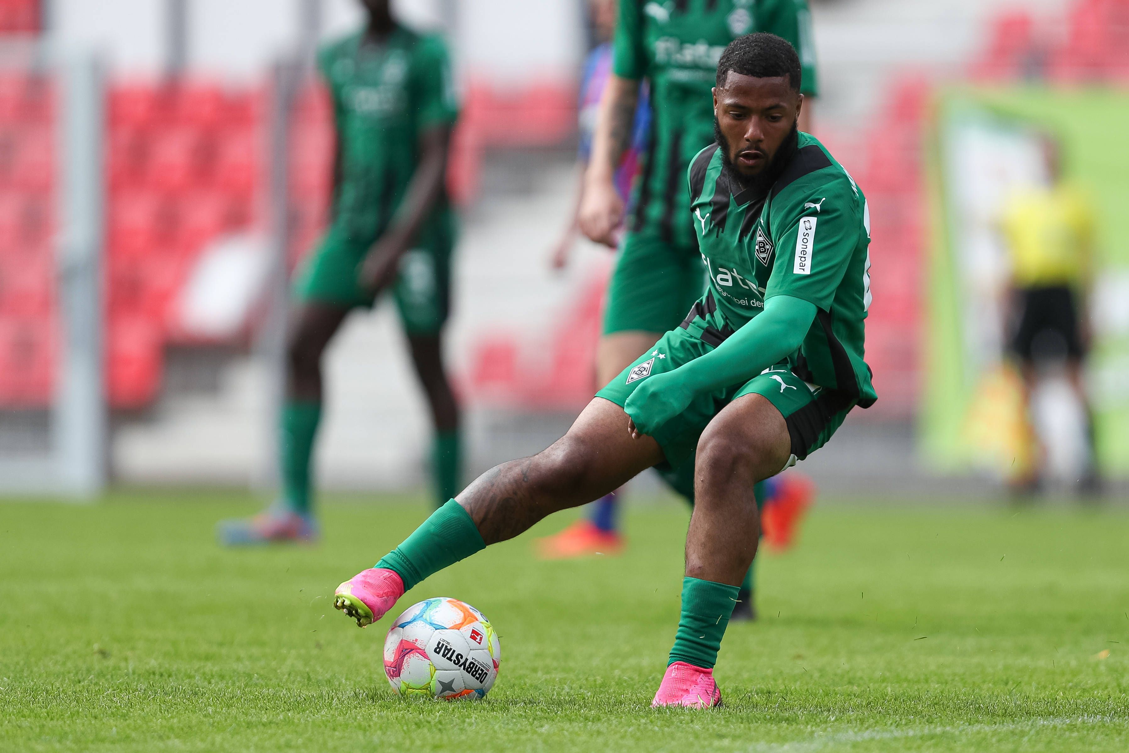 Dillon Hoogewerf stoppt einen Ball im Borussia-Trikot.