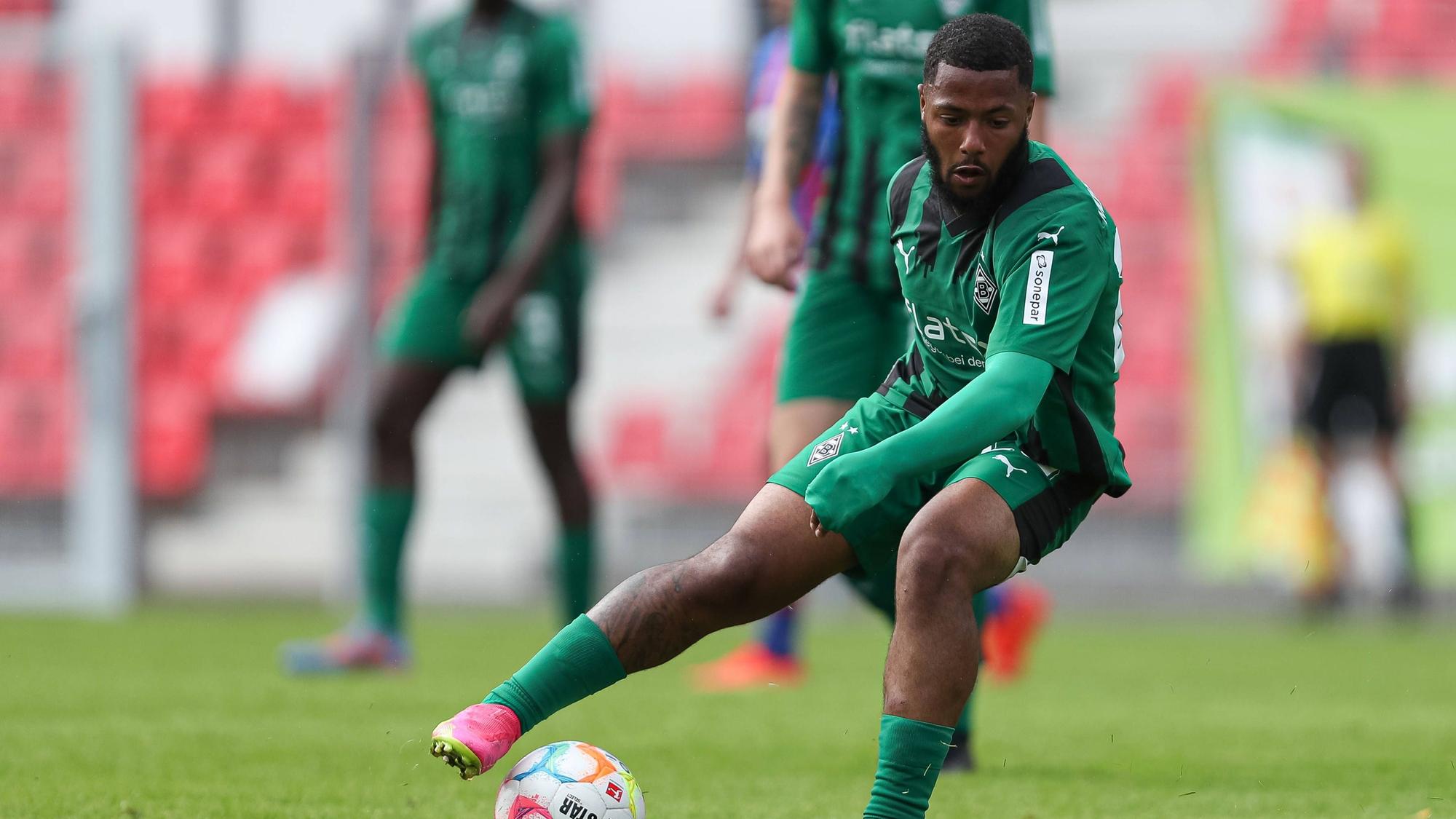 Dillon Hoogewerf stoppt einen Ball im Borussia-Trikot.