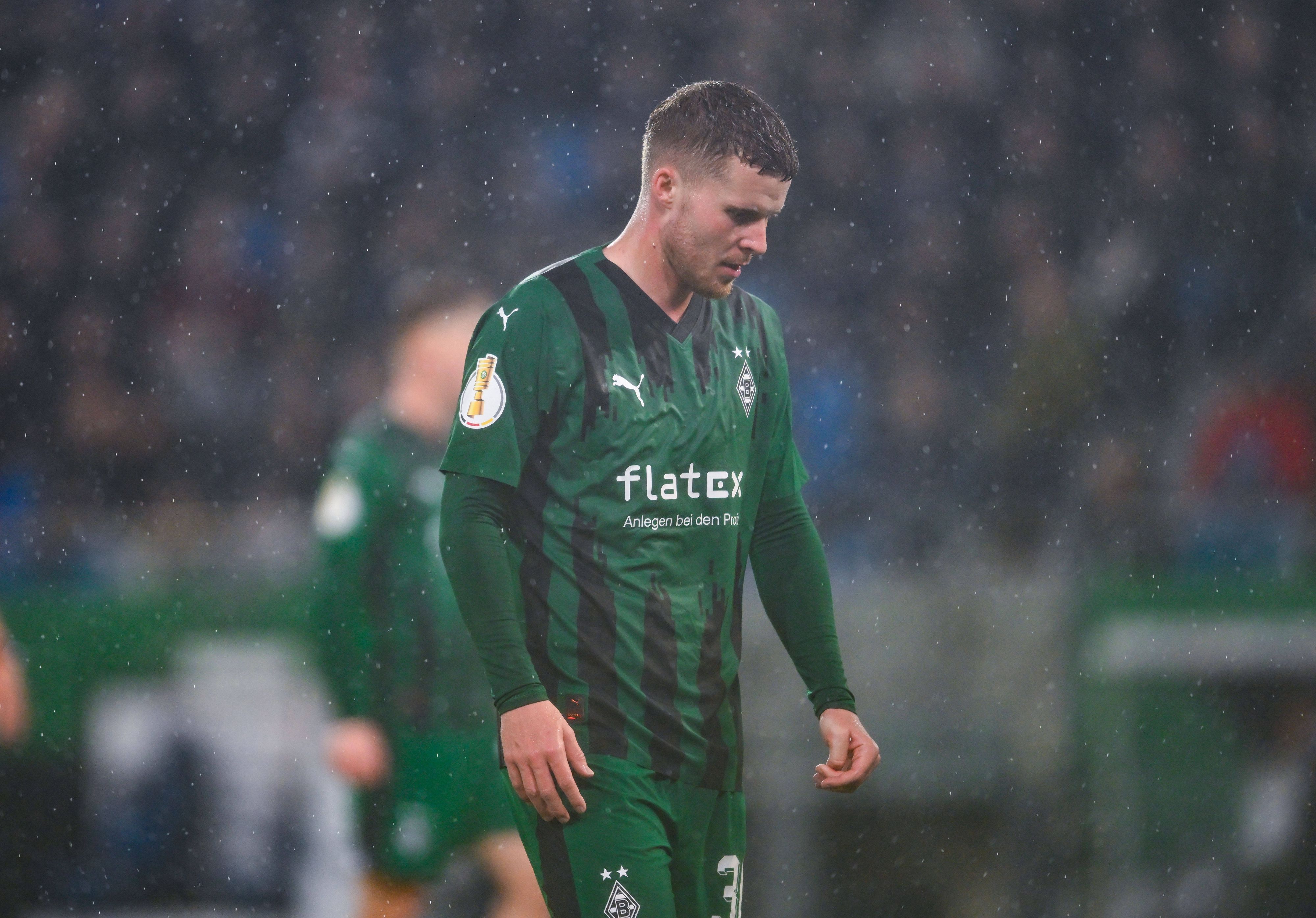 Nico Elvedi ist enttäuscht im Regen.