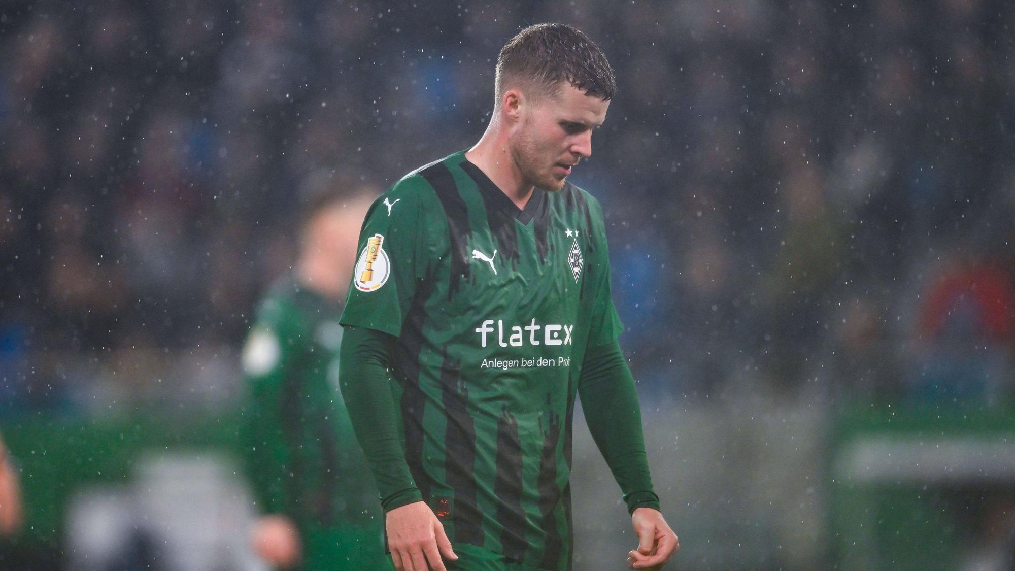 Nico Elvedi ist enttäuscht im Regen.