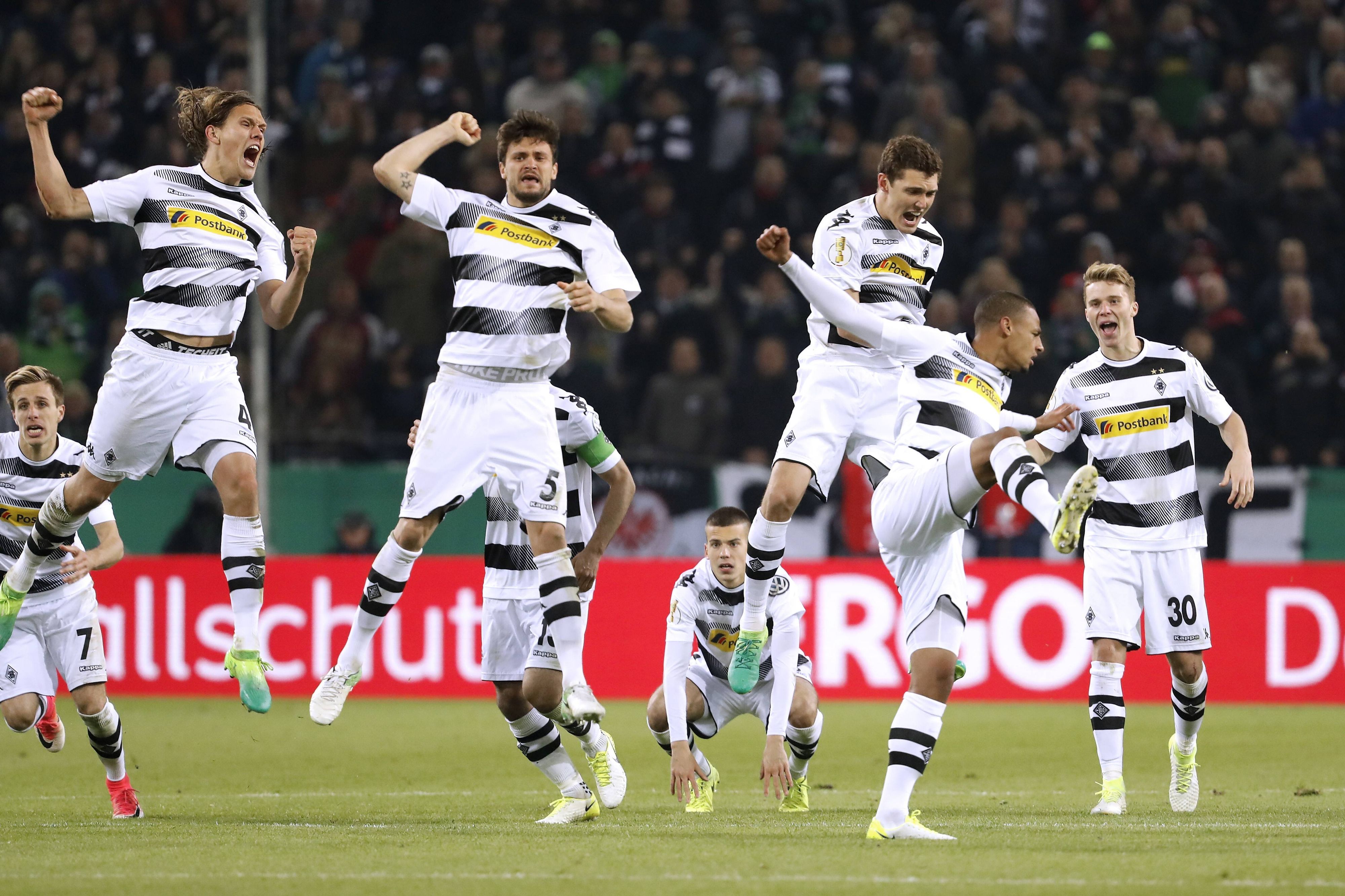 Jannik Vestergaard, Tobias Strobl und Andreas Christensen springen zum Jubeln in die Luft.