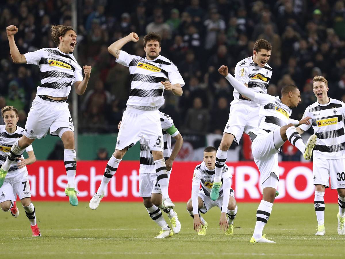 Jannik Vestergaard, Tobias Strobl und Andreas Christensen springen zum Jubeln in die Luft.