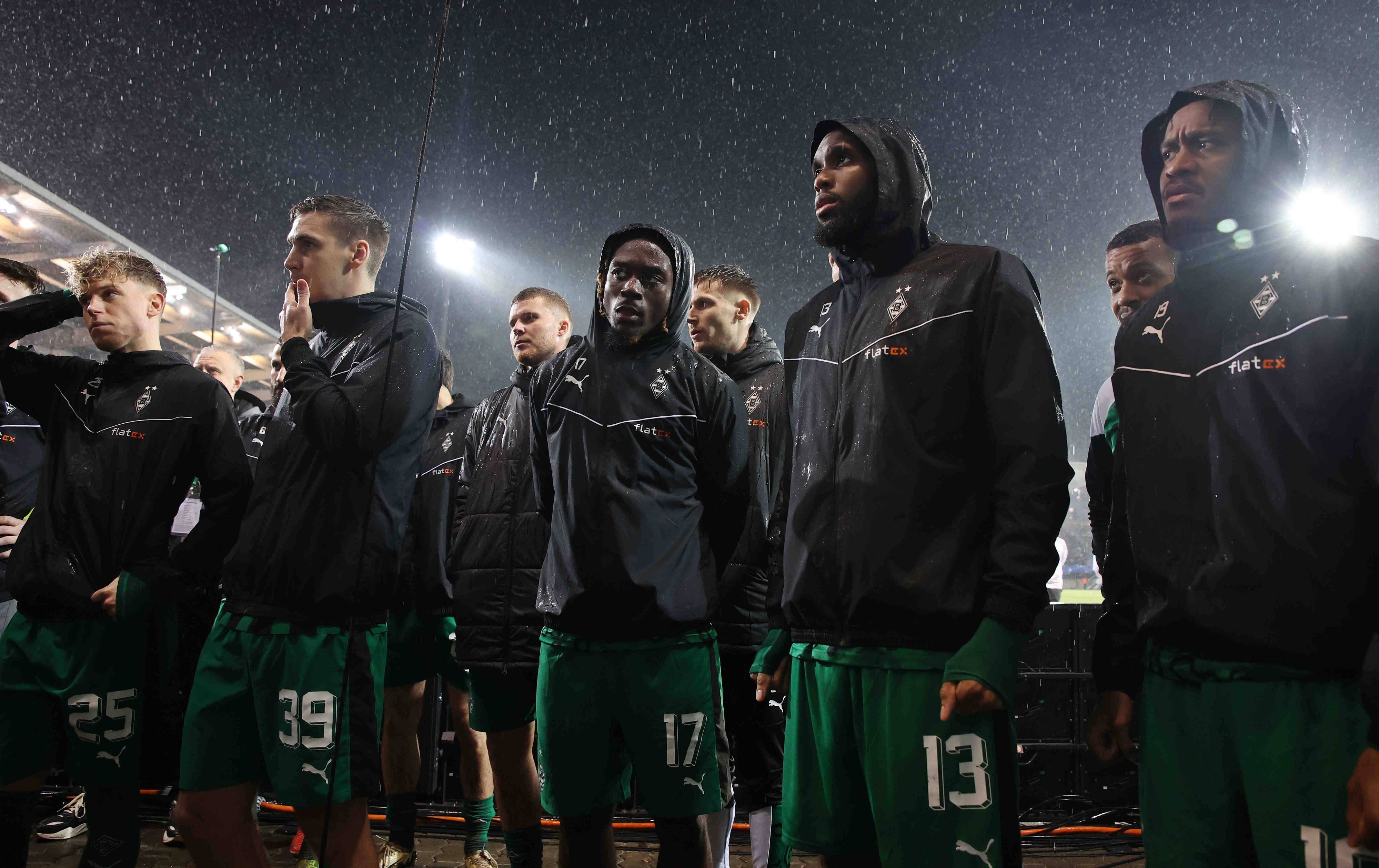 Spieler von Borussia Mönchengladbach bedanken sich in Saarbrücken bei den mitgereisten Fans.