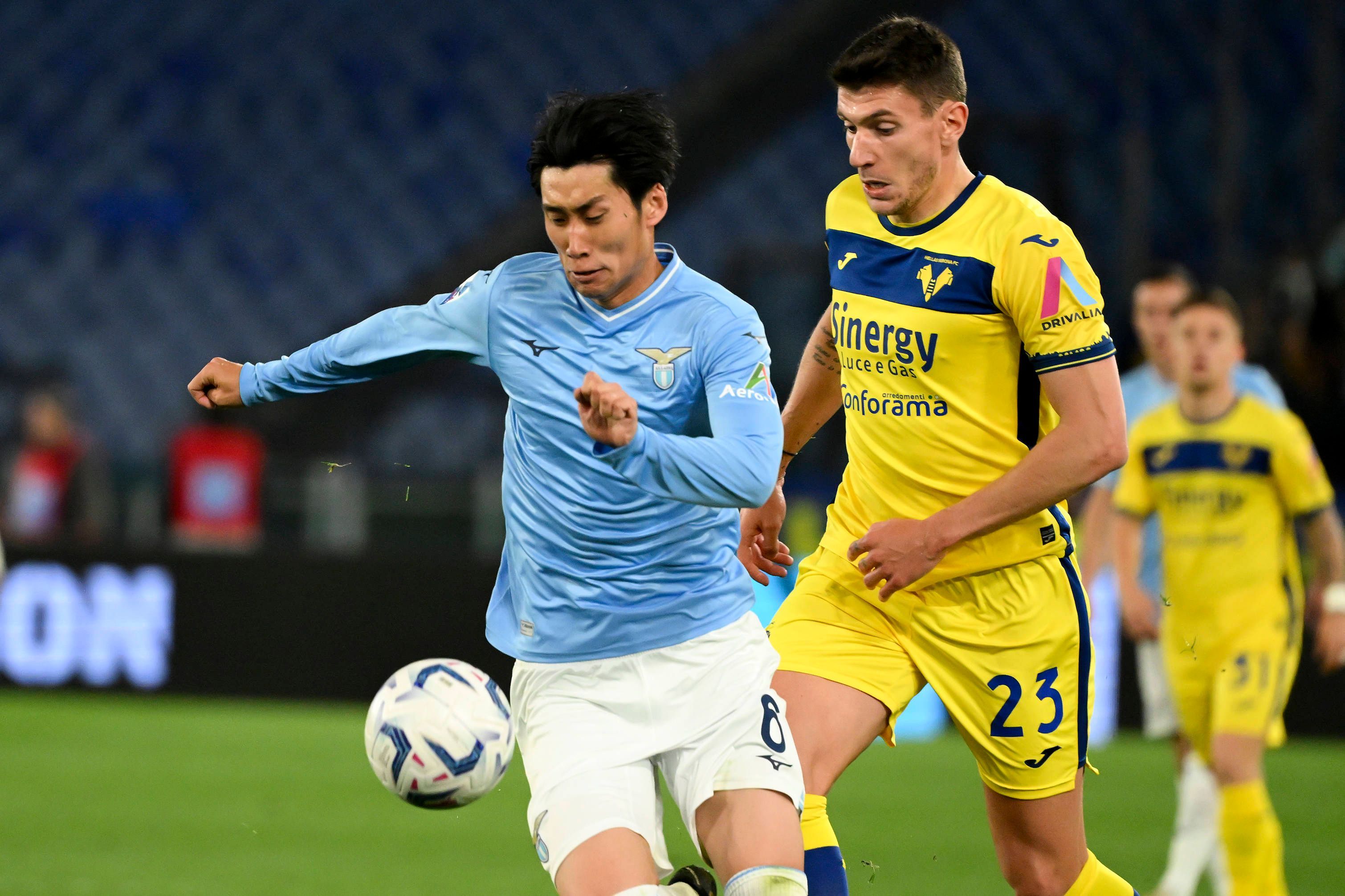 Lazio Roms Daichi Kamada kämpft mit Hellas Veronas Giangiacomo Magnani um den Ball.
