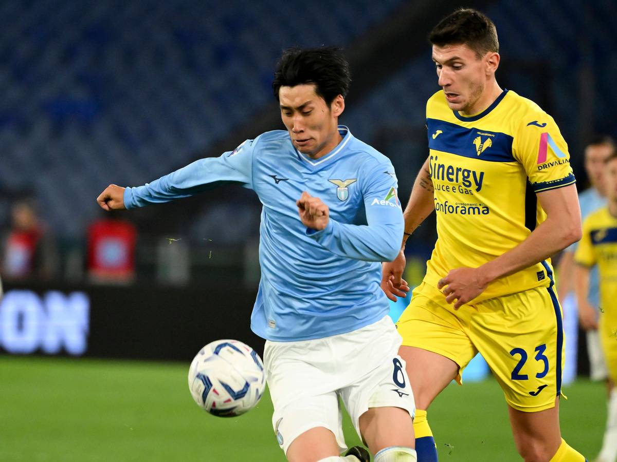 Lazio Roms Daichi Kamada kämpft mit Hellas Veronas Giangiacomo Magnani um den Ball.