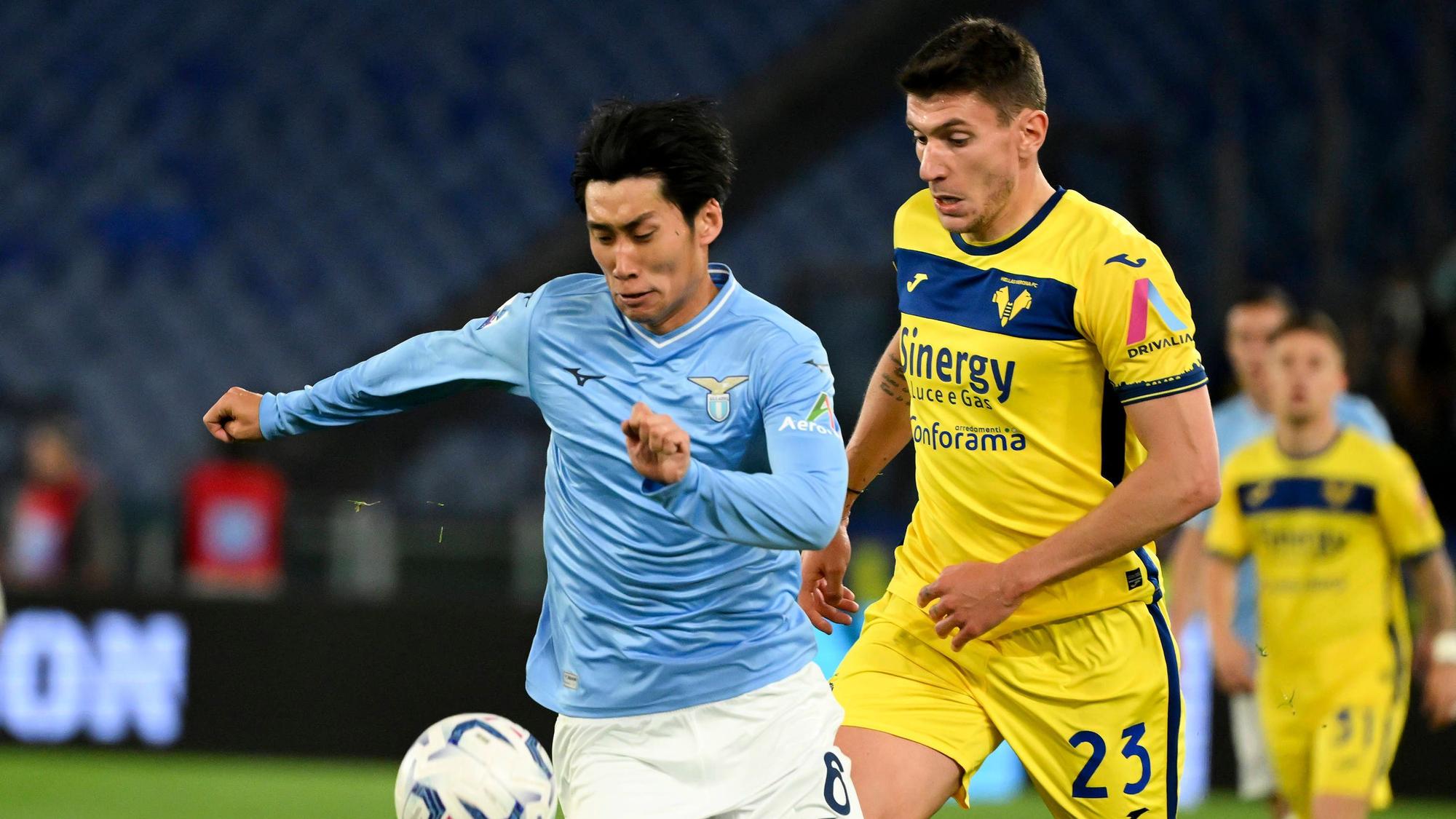 Lazio Roms Daichi Kamada kämpft mit Hellas Veronas Giangiacomo Magnani um den Ball.