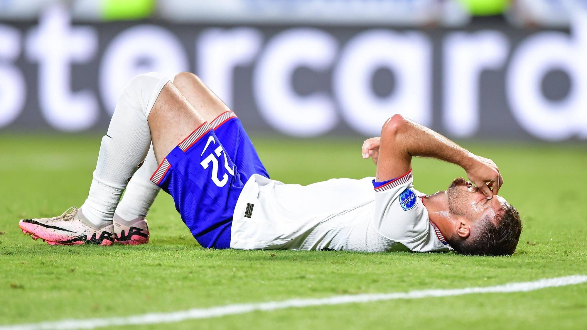 US-Nationalspieler Joe Scally liegt nach dem Spiel gegen Uruguay enttäuscht auf dem Rasen.