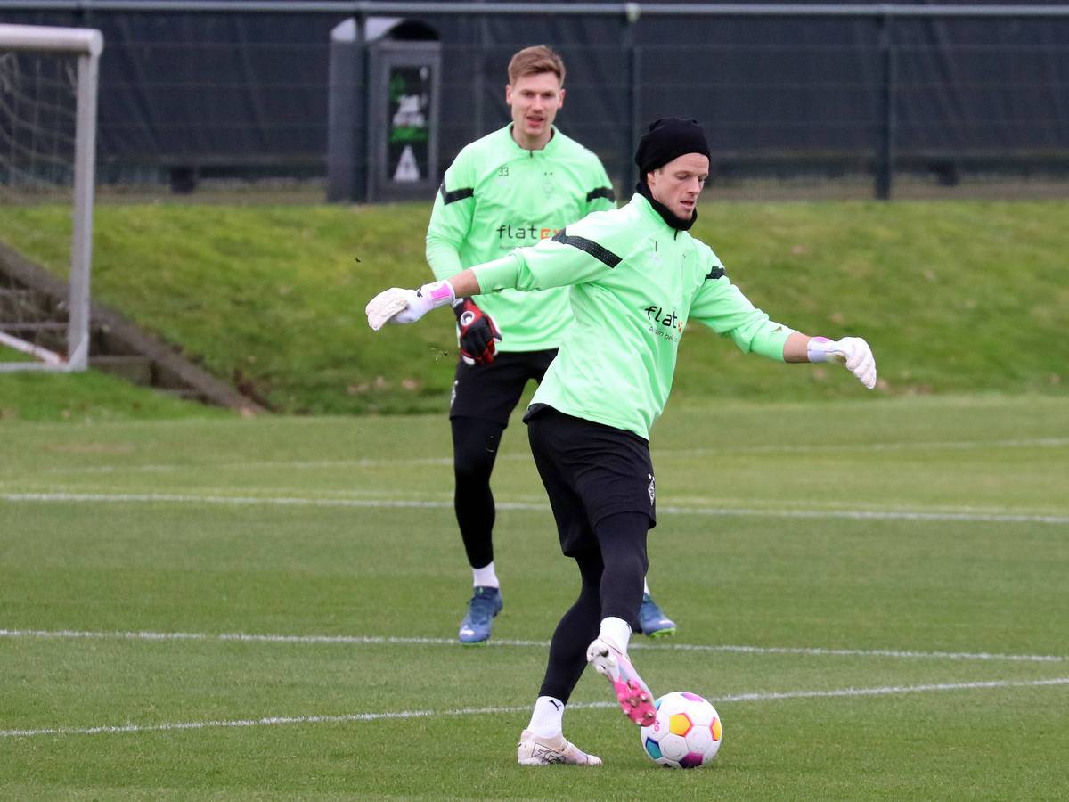 Borussia Mönchengladbachs Keeper Jonas Omlin passt den Ball im Training, Konkurrent Moritz Nicolas schaut im Hintergrund zu.