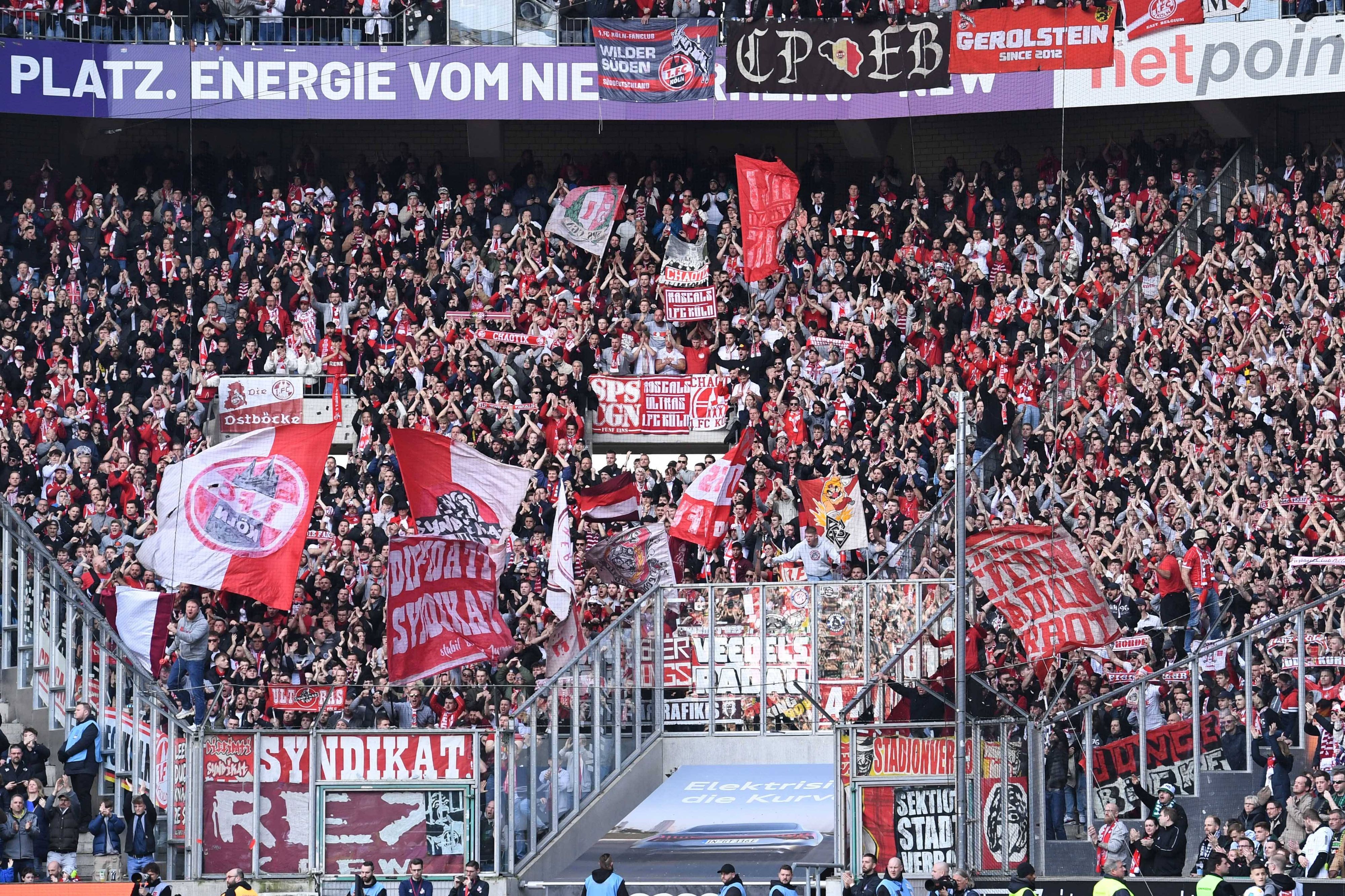 Fans des 1. FC Köln machen Stimmung im Auswärtsblock des Borussia-Parks.
