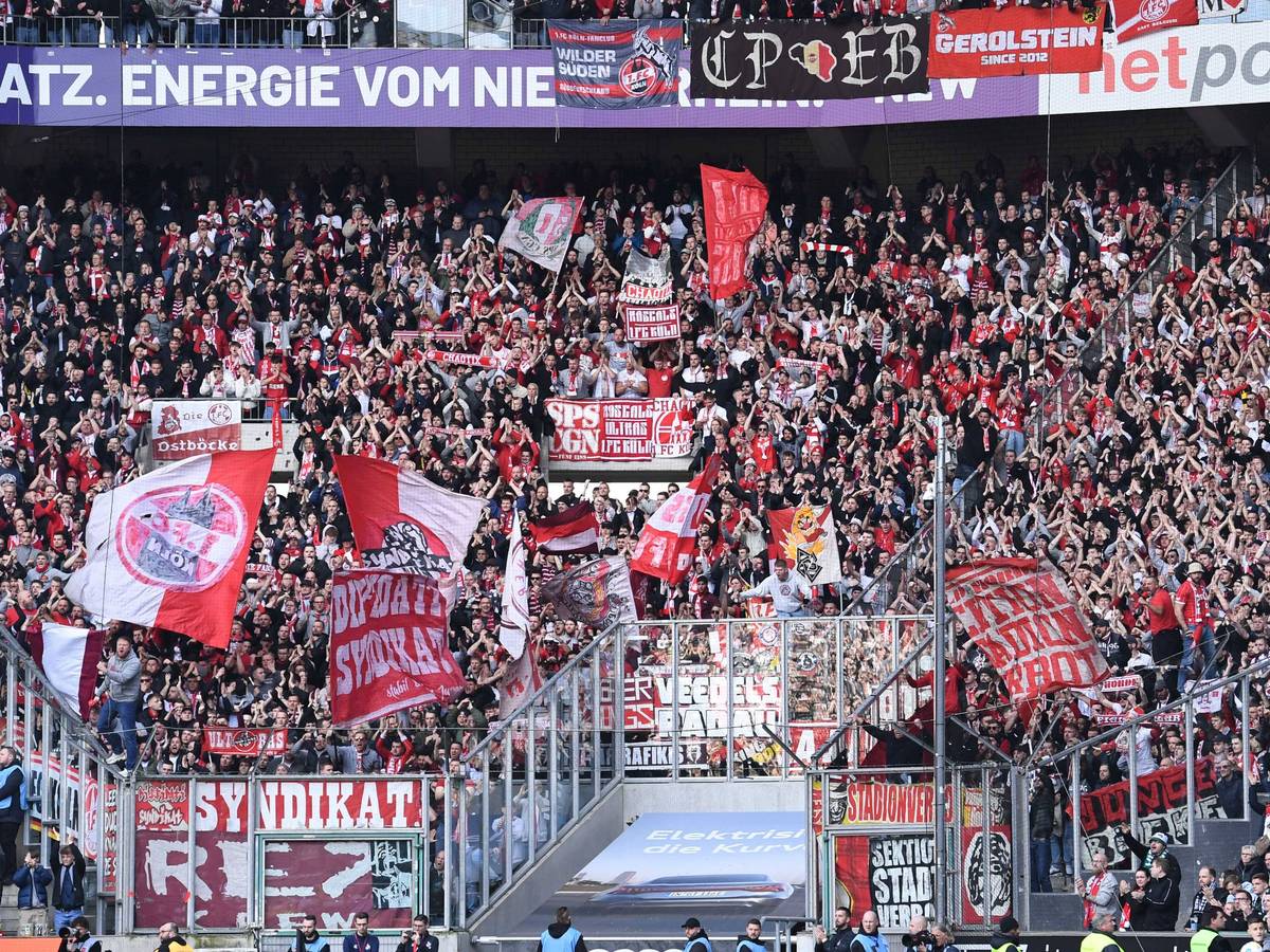 Fans des 1. FC Köln machen Stimmung im Auswärtsblock des Borussia-Parks.
