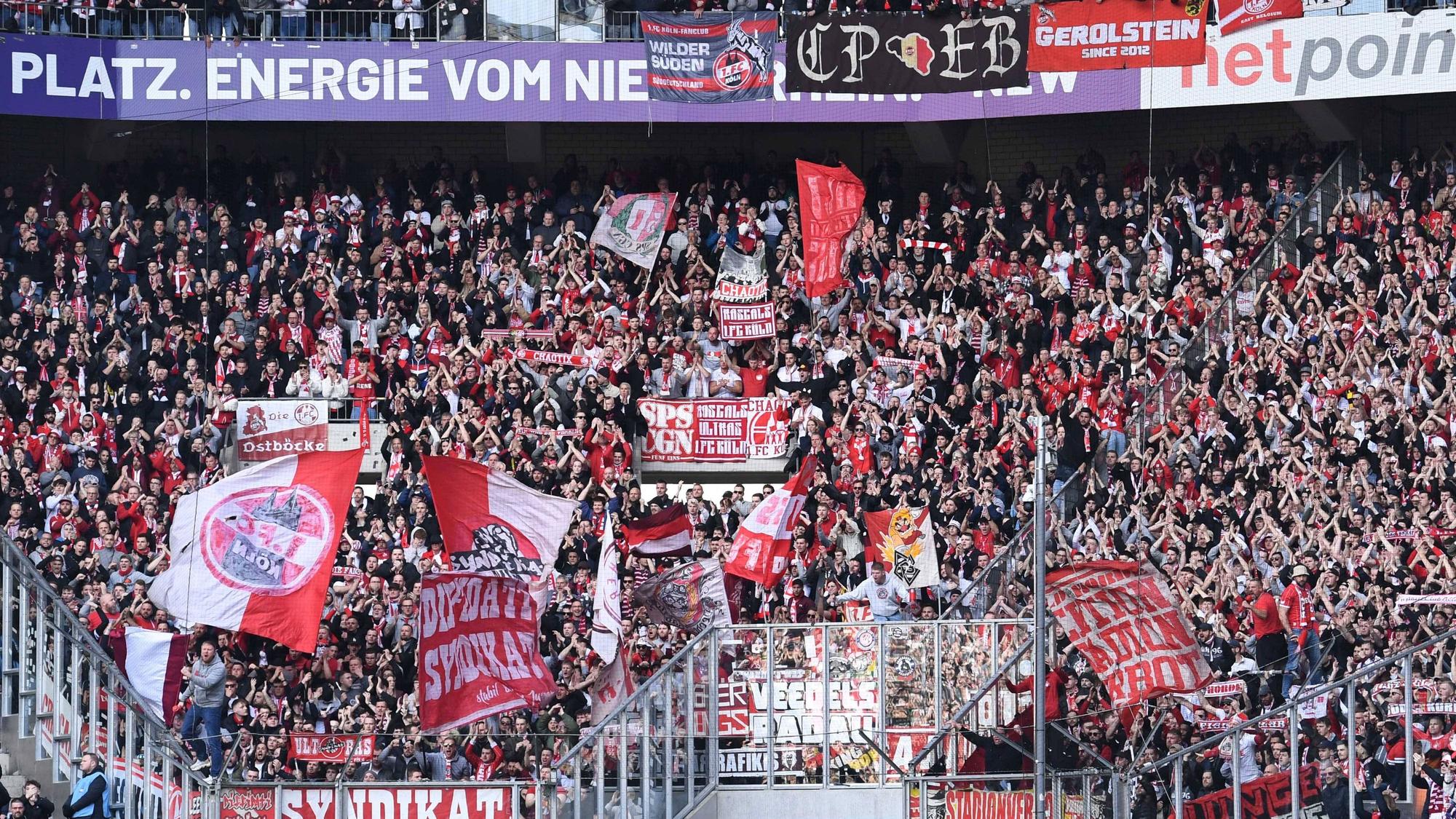 Fans des 1. FC Köln machen Stimmung im Auswärtsblock des Borussia-Parks.