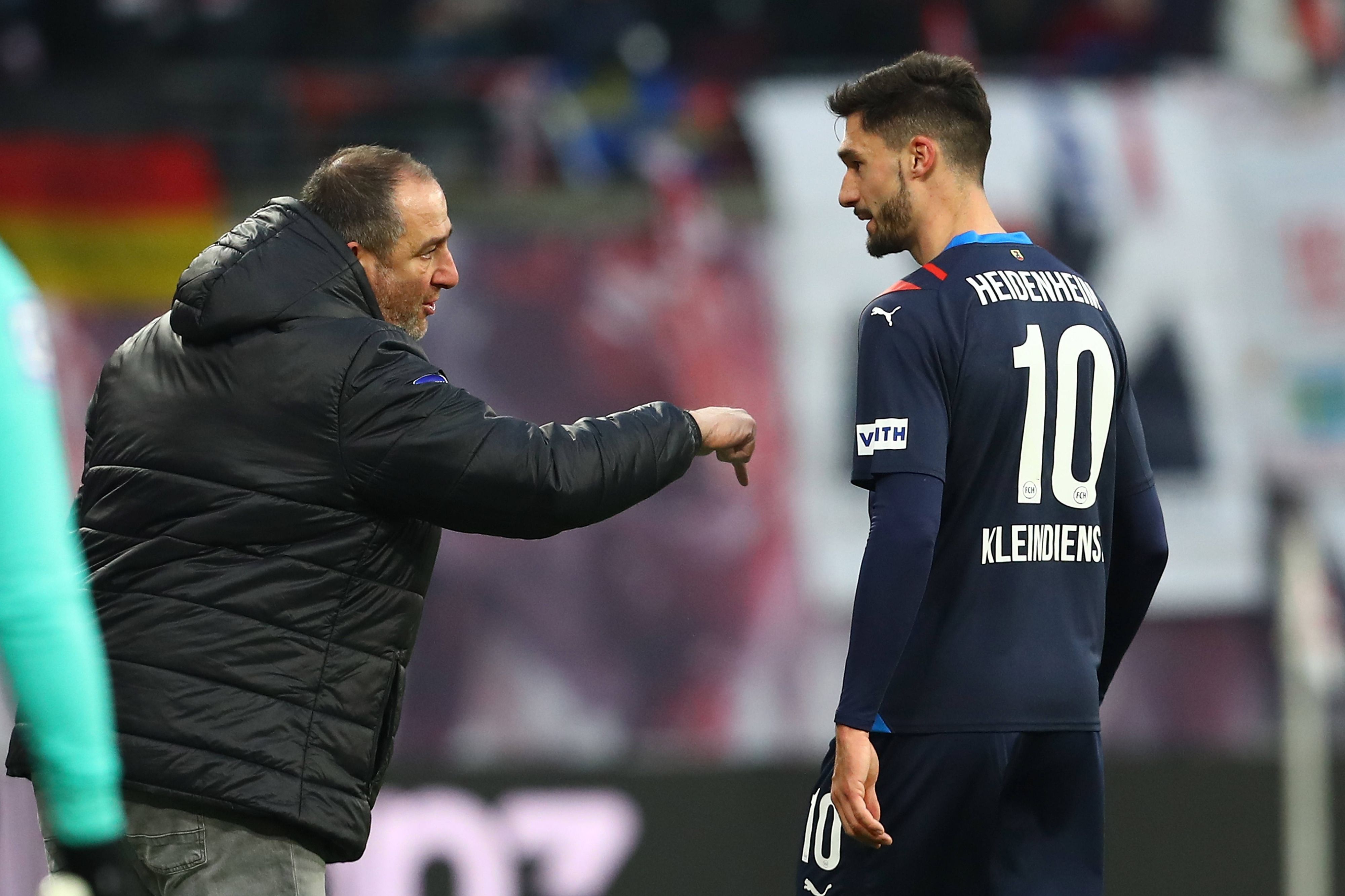 Heidenheim-Trainer Frank Schmidt gibt seinem Stürmer Tim Kleindienst am Spielfeldrand Anweisungen.