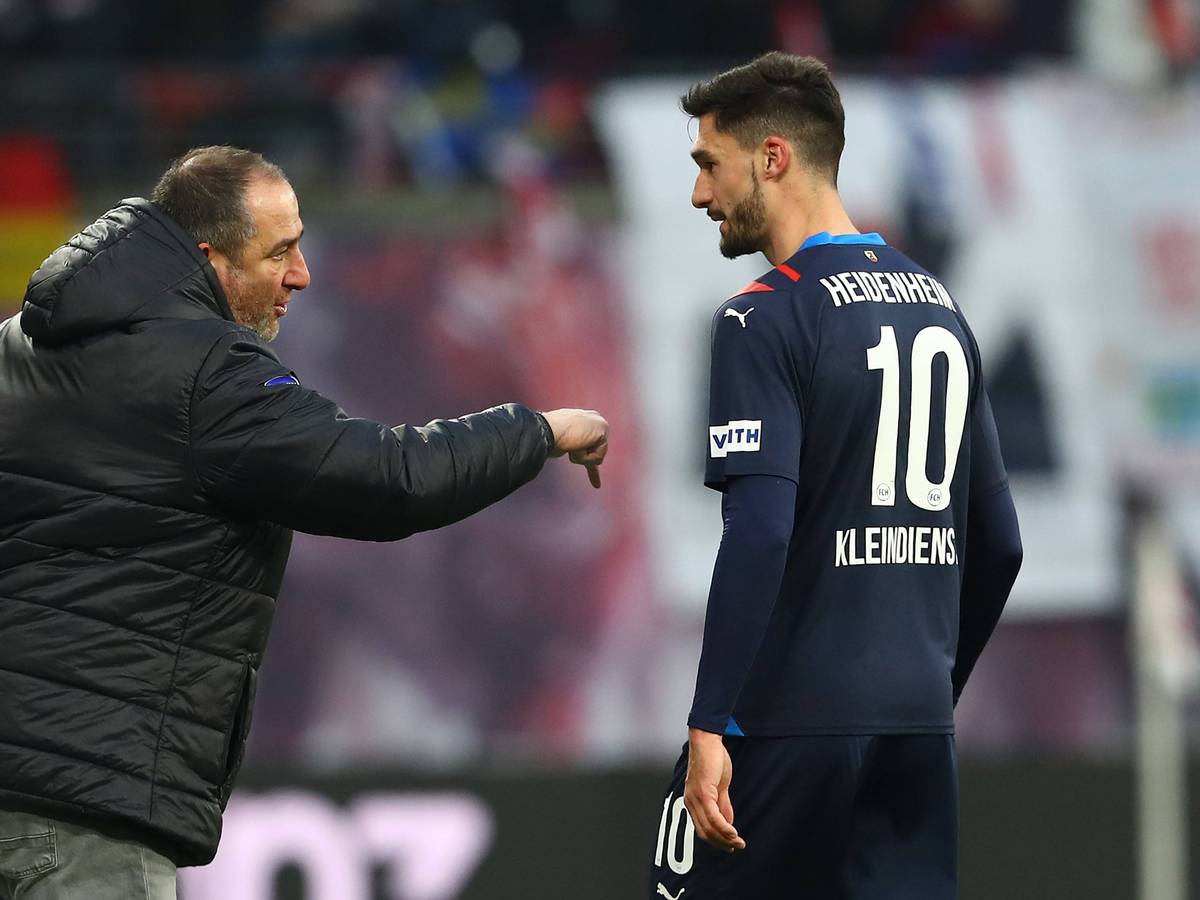 Heidenheim-Trainer Frank Schmidt gibt seinem Stürmer Tim Kleindienst am Spielfeldrand Anweisungen.