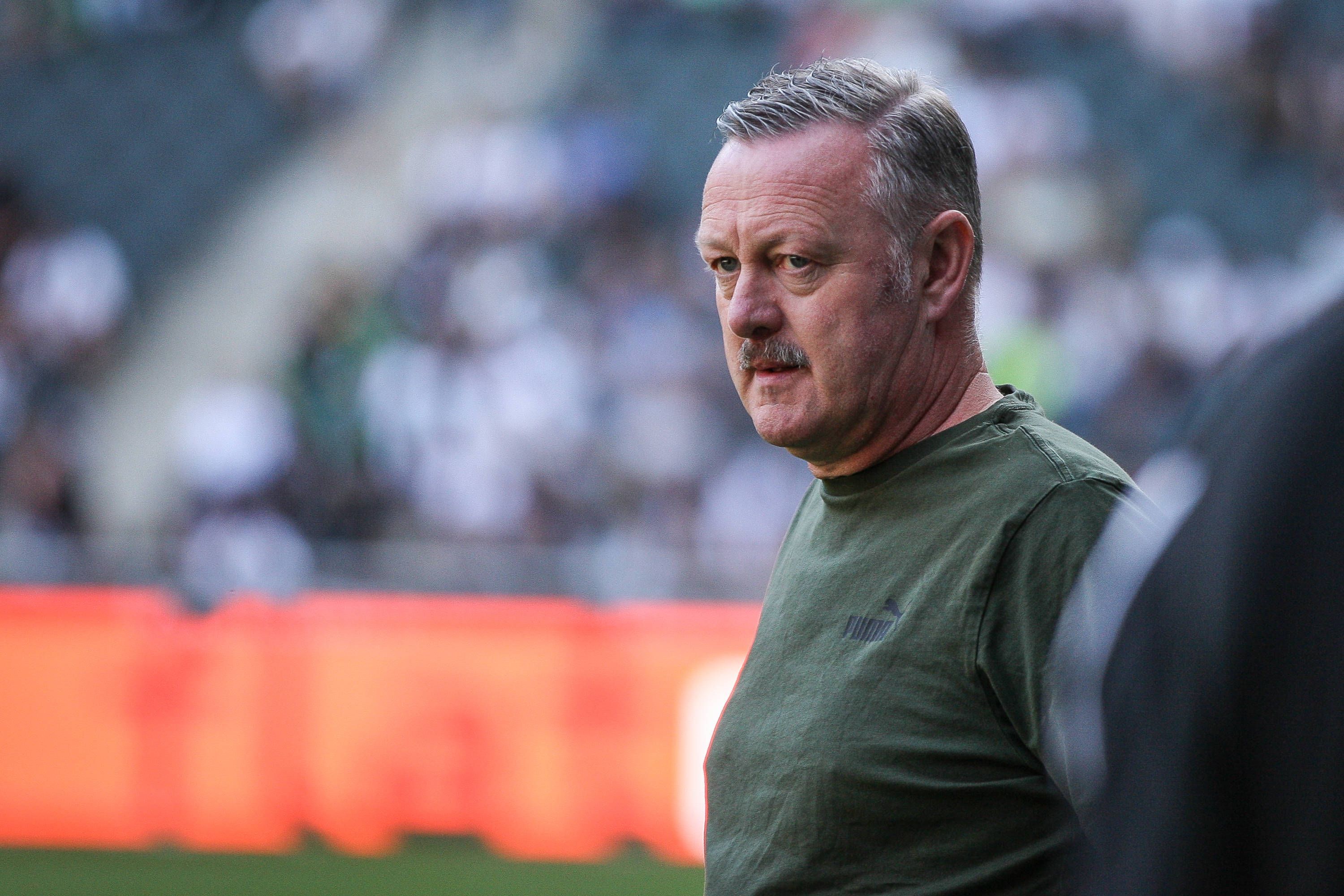 Roland Virkus schaut besorgt am Spielfeldrand.