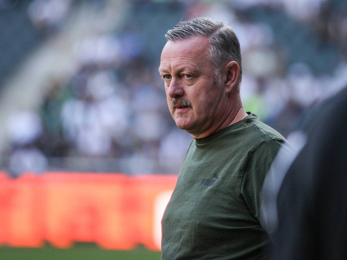 Roland Virkus schaut besorgt am Spielfeldrand.
