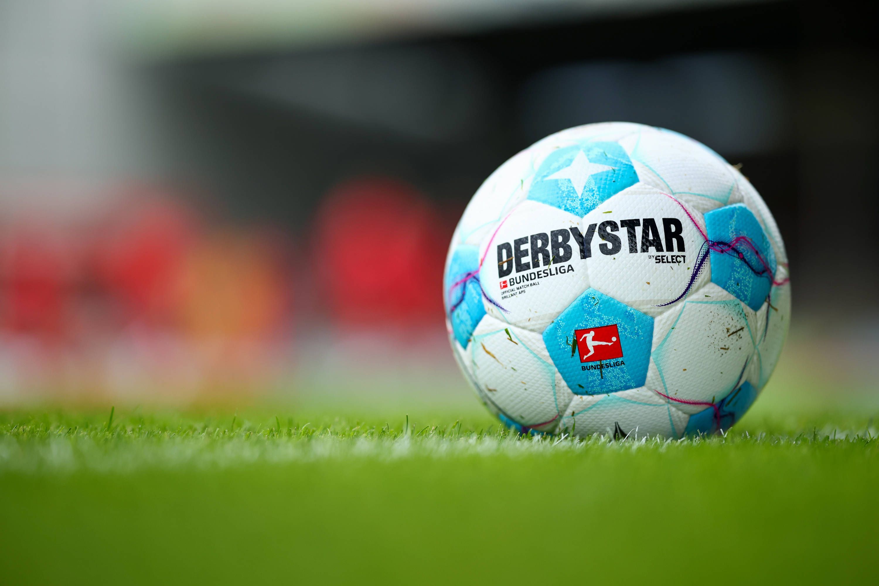 Der offizielle Bundesliga-Spielball liegt auf dem Rasen.