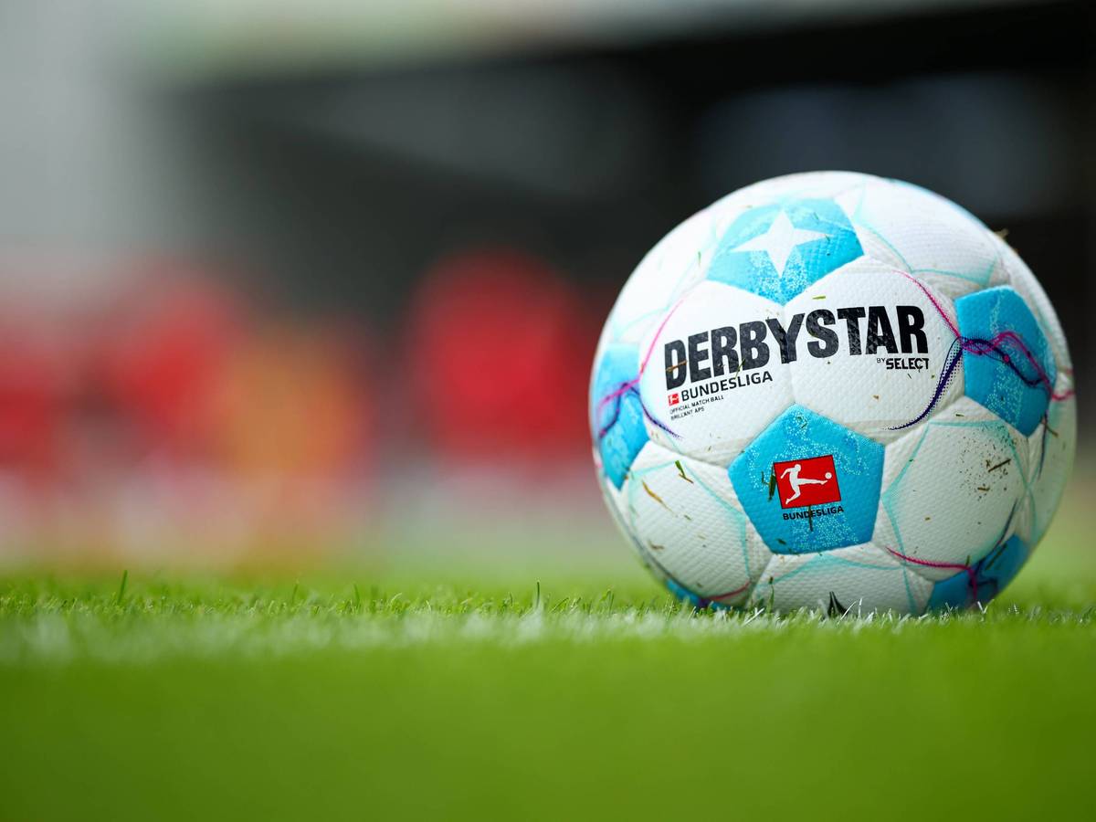 Der offizielle Bundesliga-Spielball liegt auf dem Rasen.