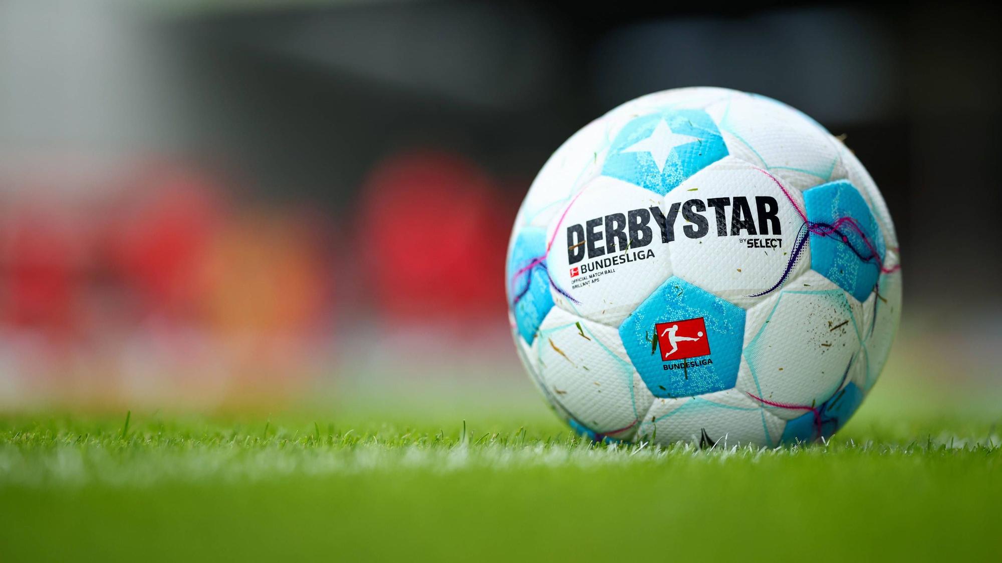 Der offizielle Bundesliga-Spielball liegt auf dem Rasen.
