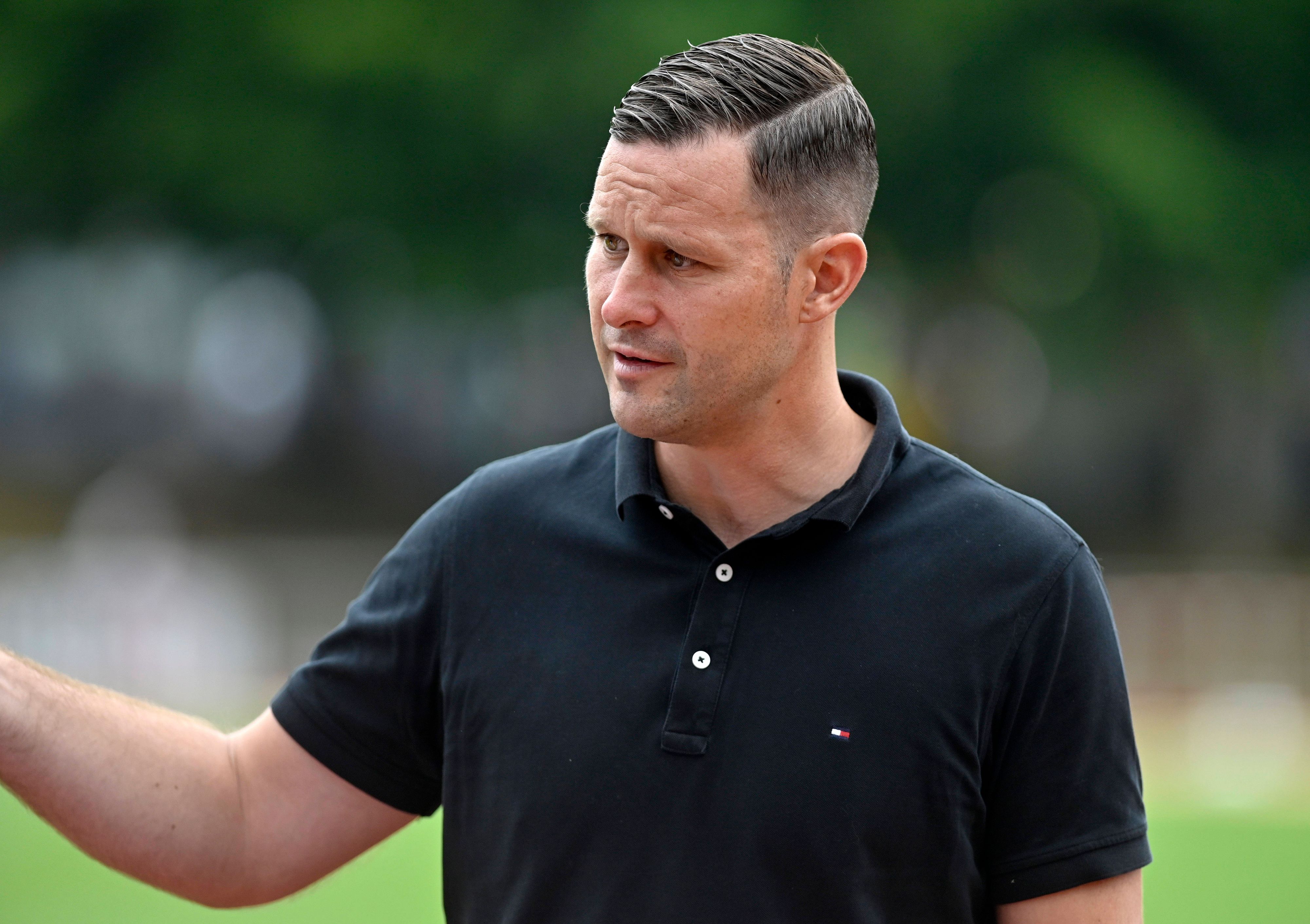 Luzerns Sportkoordinator David Zibung klatscht beim Spiel gegen den FC Schaffhausen ab.