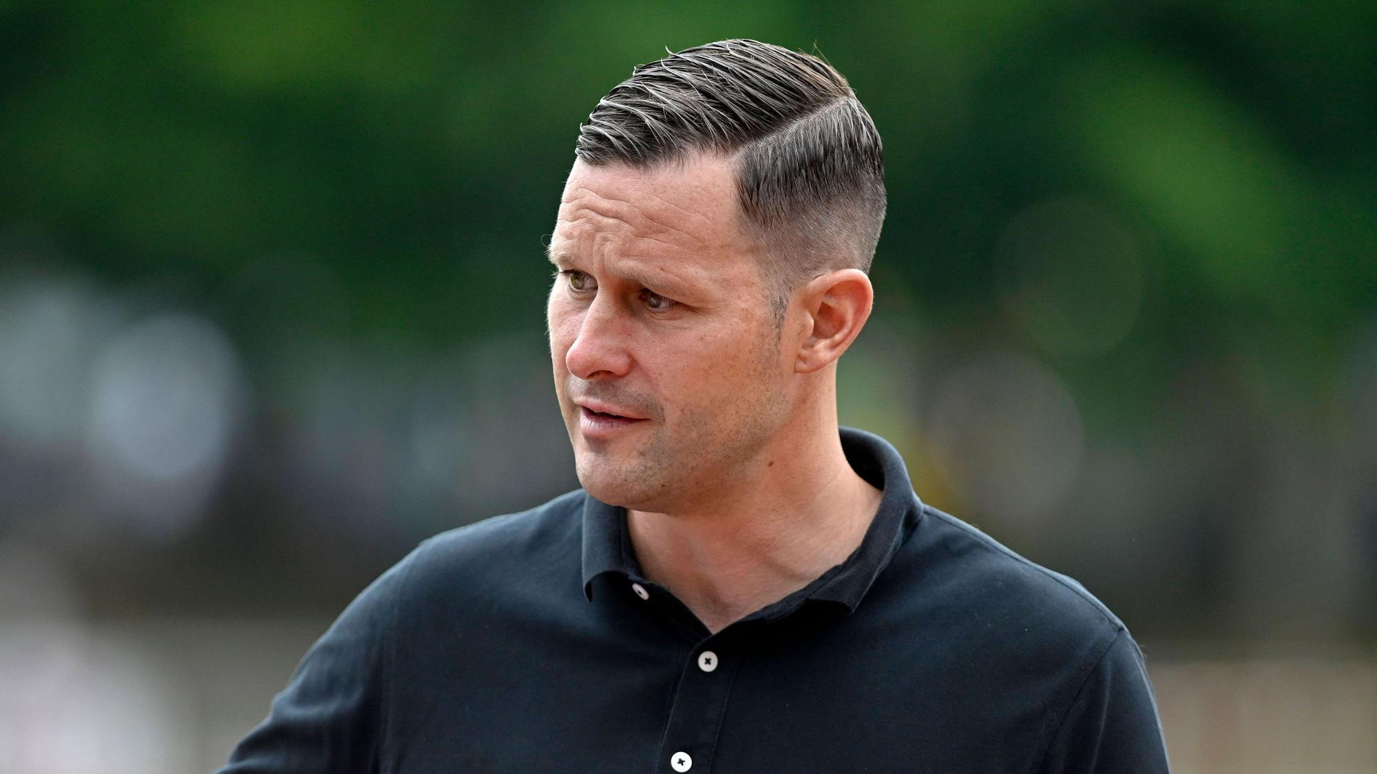 Luzerns Sportkoordinator David Zibung klatscht beim Spiel gegen den FC Schaffhausen ab.