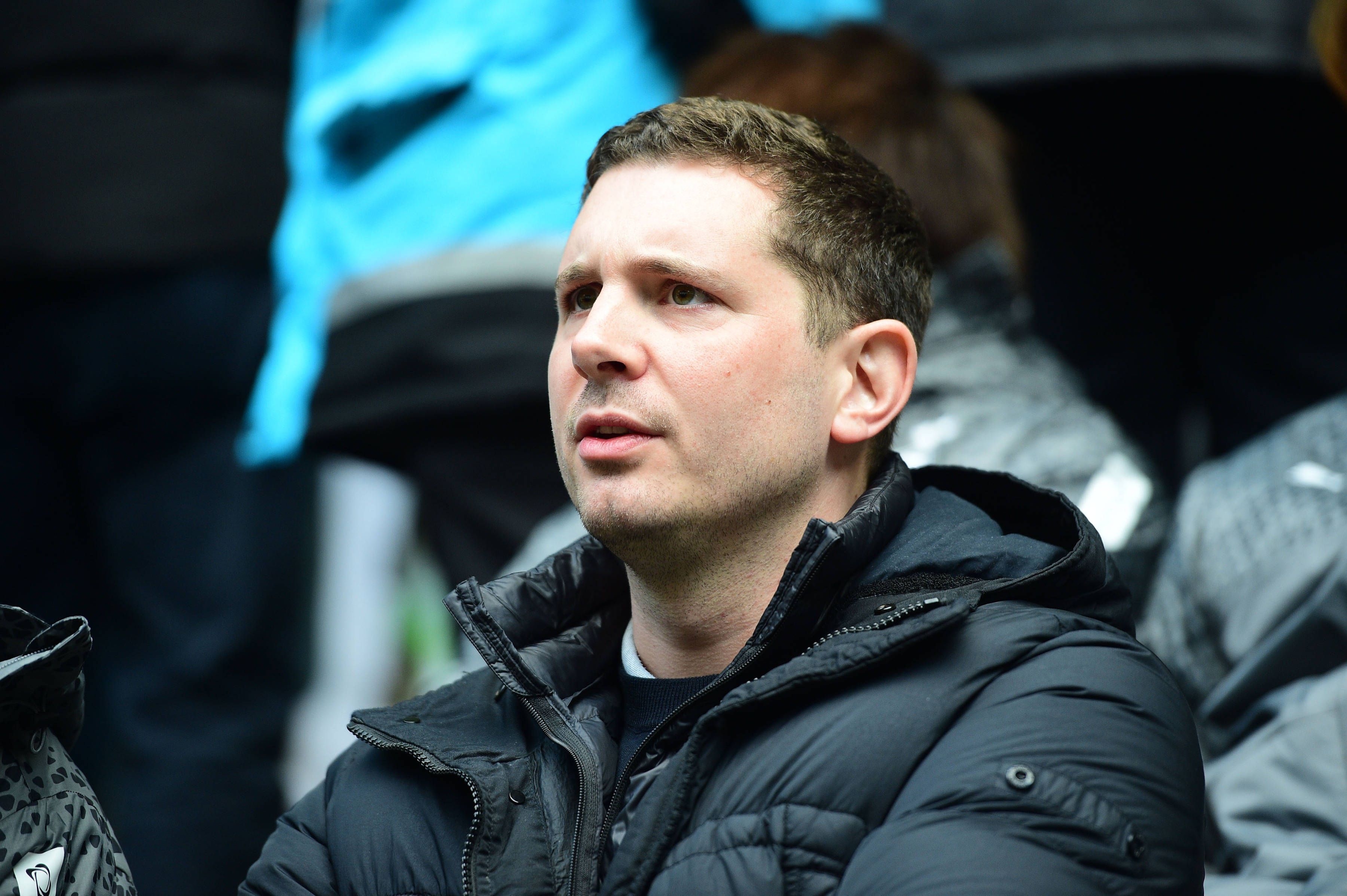 Borussia Mönchengladbachs Sportdirektor Nils Schmadtke verfolgt die Mitgliederversammlung auf seinem Sitzplatz.