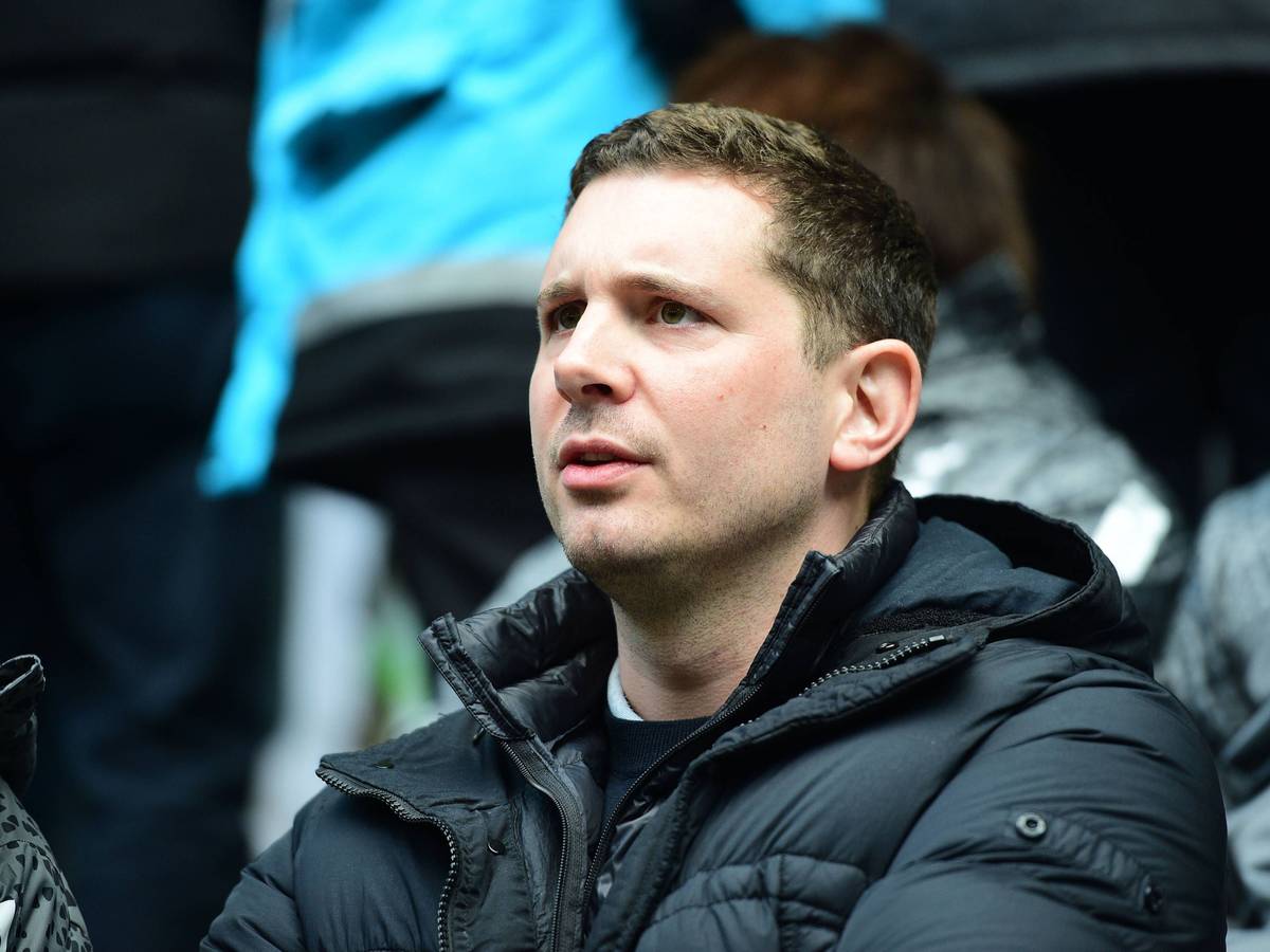 Borussia Mönchengladbachs Sportdirektor Nils Schmadtke verfolgt die Mitgliederversammlung auf seinem Sitzplatz.