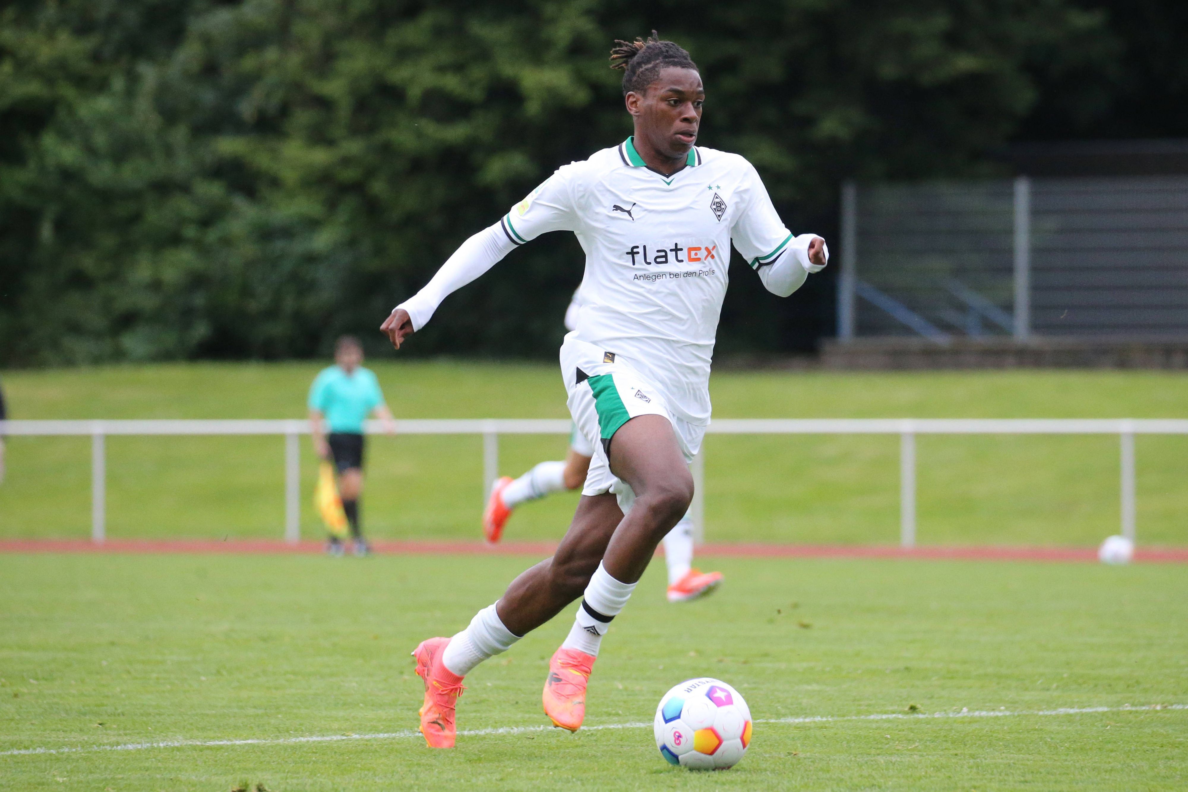 Winsley Boteli am Ball im Gladbach-Trikot