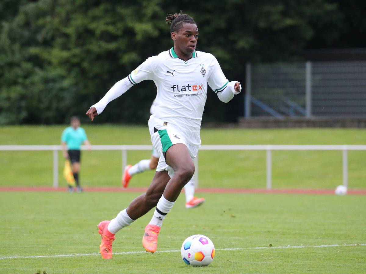 Winsley Boteli am Ball im Gladbach-Trikot