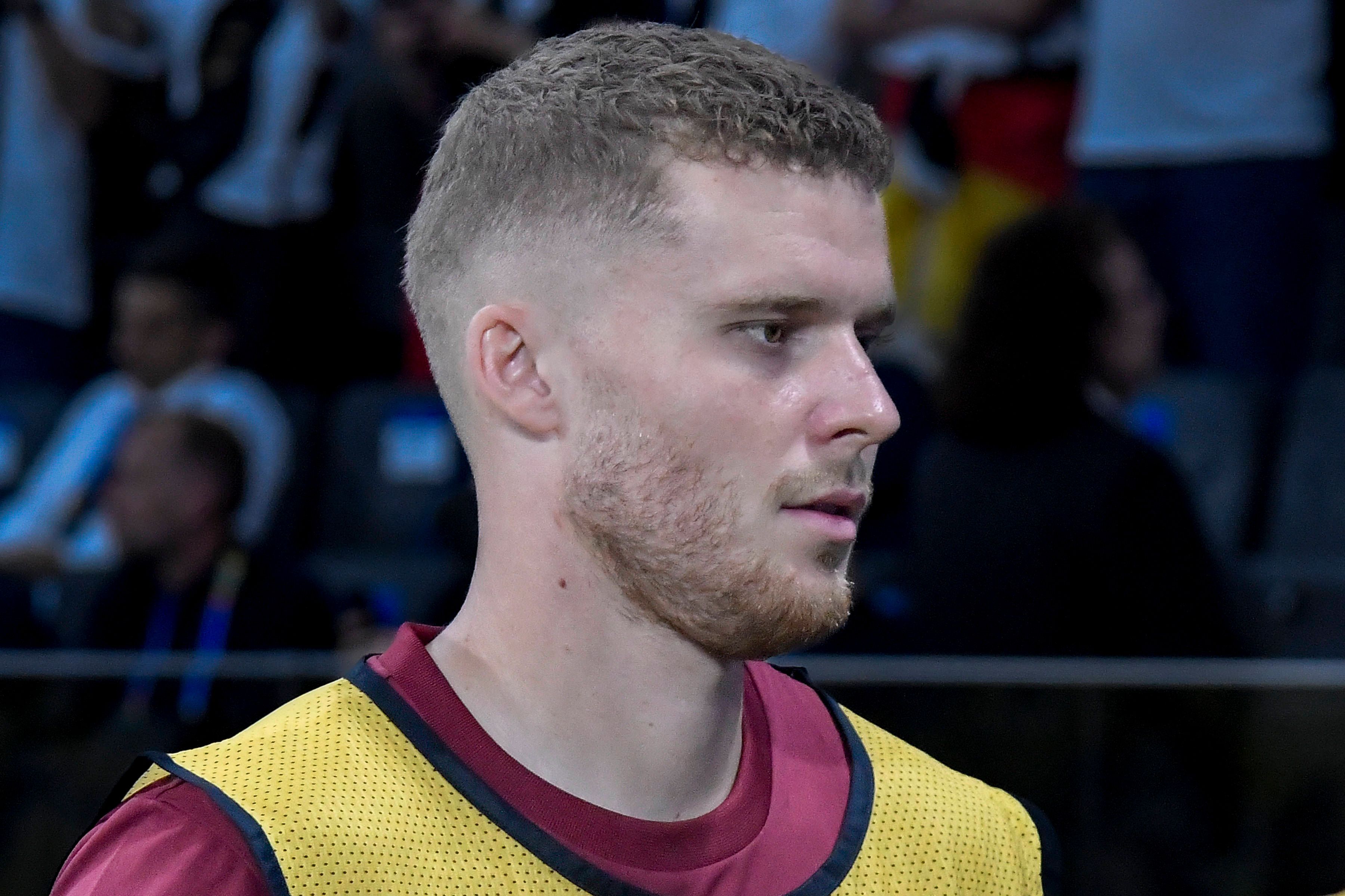 Der Schweizer Nationalspieler Nico Elvedi steht beim EM-Spiel gegen Deutschland am Seitenrand.