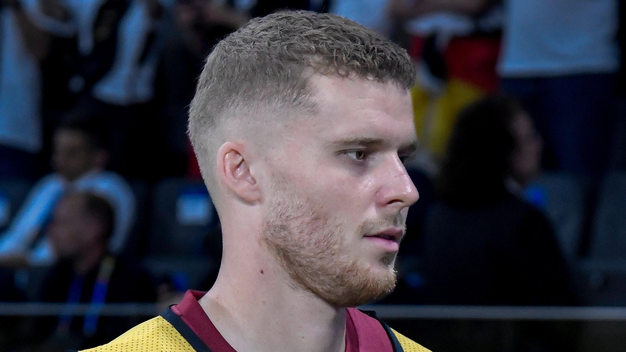 Der Schweizer Nationalspieler Nico Elvedi steht beim EM-Spiel gegen Deutschland am Seitenrand.
