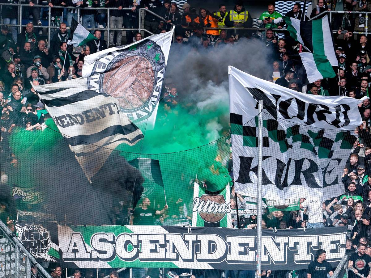 Fans von Borussia Mönchengladbach zünden während des Bundesliga-Spiels bei der TSG Hoffenheim im Gäste-Block Pyrotechnik.