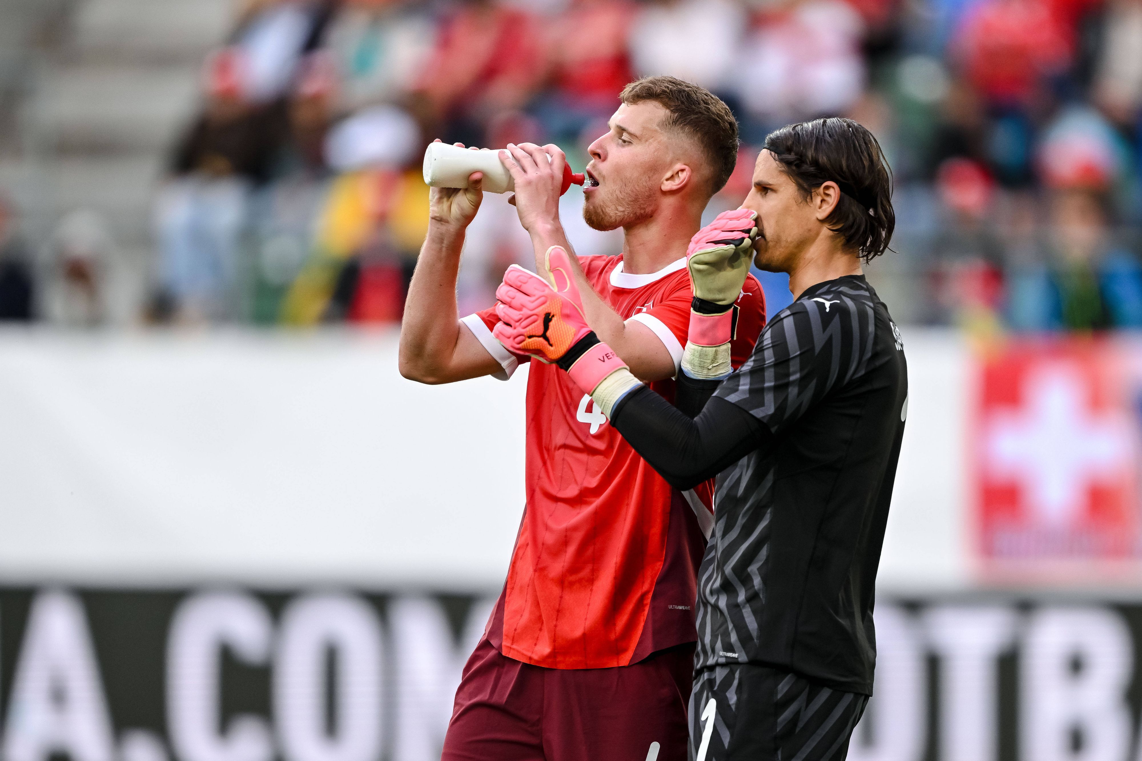 Nico Elvedi trinkt neben Yann Sommer.