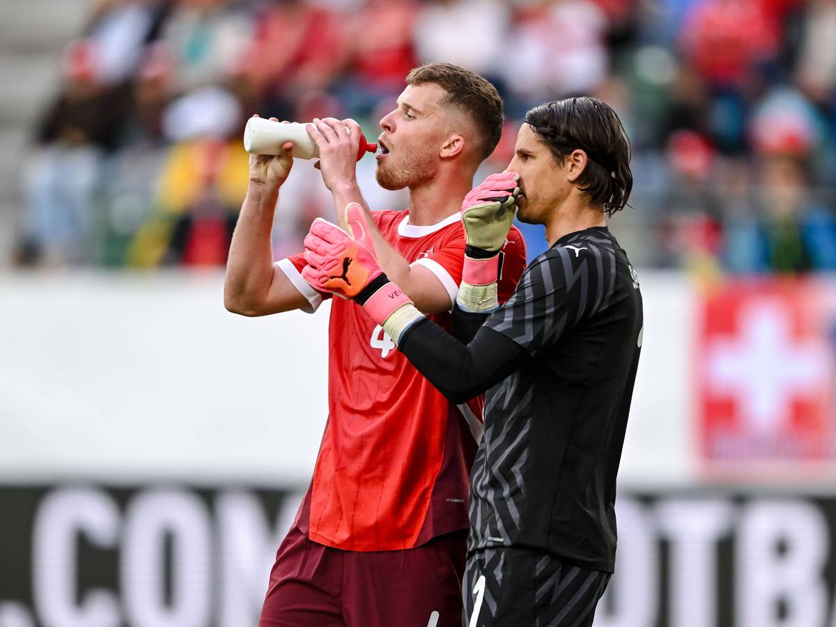 Nico Elvedi trinkt neben Yann Sommer.