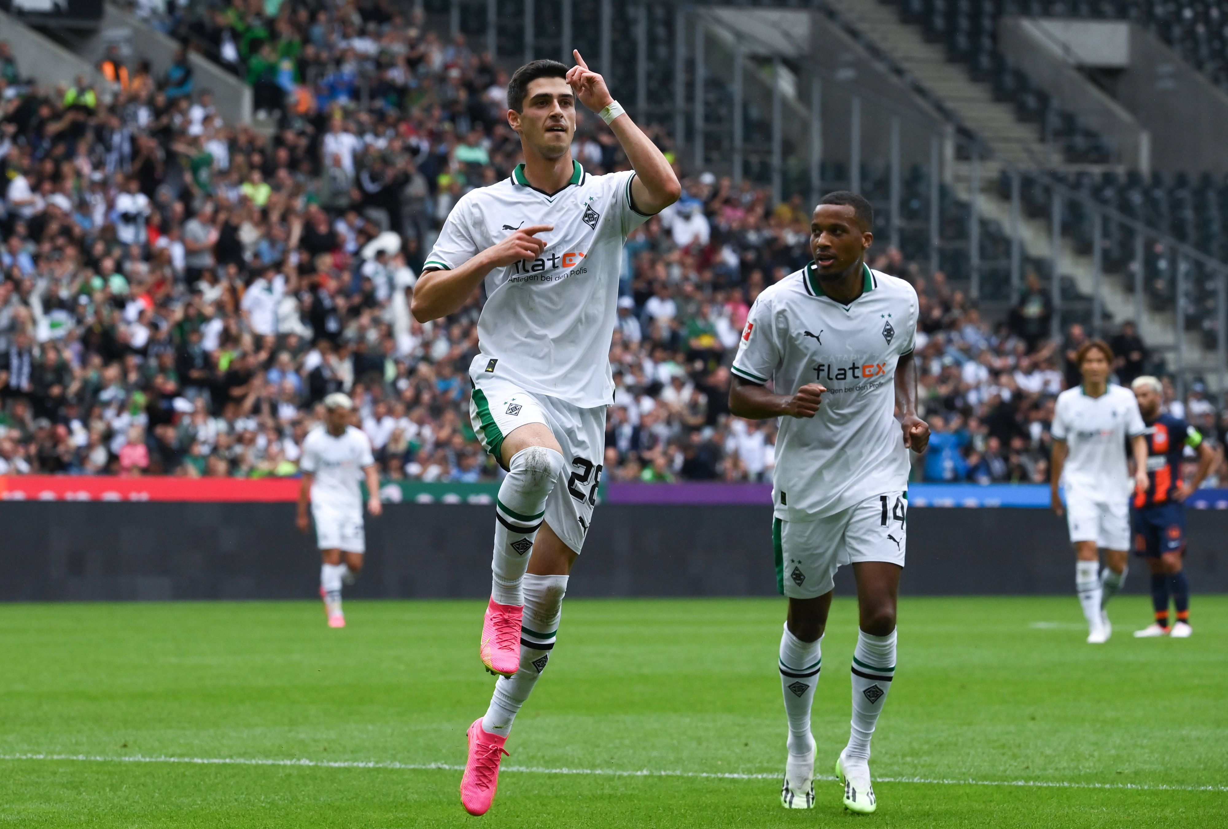 Borussia Mönchengladbachs Grant-Leon Ranos jubelt gemeinsam mit Teamkollege Alassane Plea im Testspiel gegen HSC Montpellier.