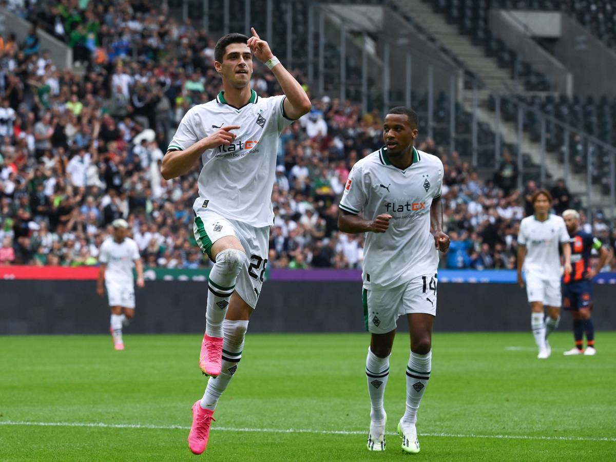 Borussia Mönchengladbachs Grant-Leon Ranos jubelt gemeinsam mit Teamkollege Alassane Plea im Testspiel gegen HSC Montpellier.