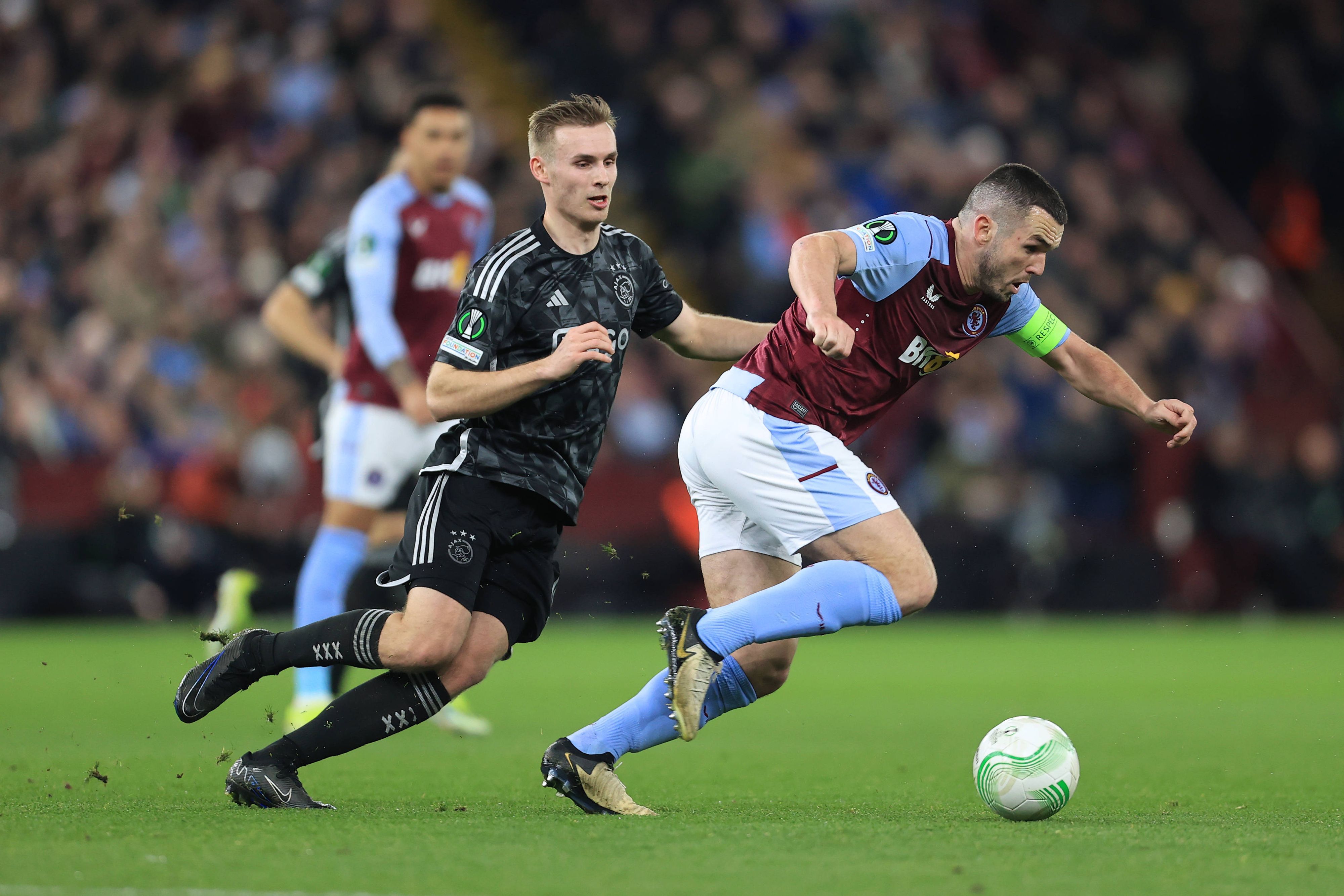 Ajax Amsterdams Sivert Mannsverk verfolgt Aston Villas John McGinn.
